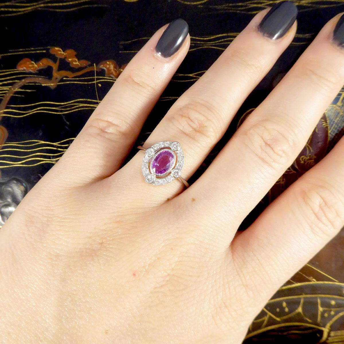 Contemporary 1.05ct Pink Sapphire and Diamond Halo Ring Mounted in Platinum For Sale 1