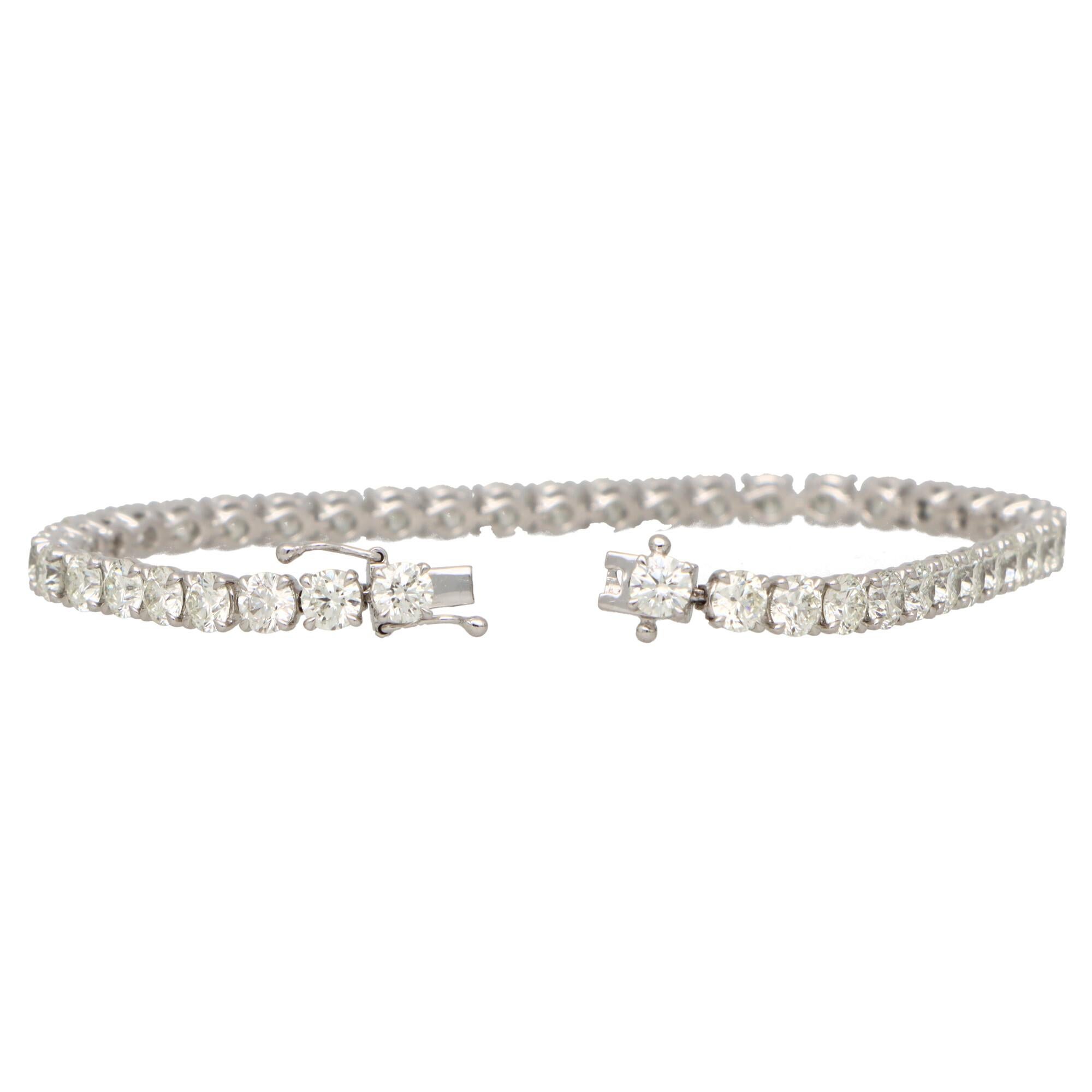 A lovely contemporary diamond line bracelet set in 18k white gold.

The bracelet is composed of a grand total of 44 round brilliant cut sparkly diamonds, all of which are claw set securely. 

Due to the links being articulated, this allows the