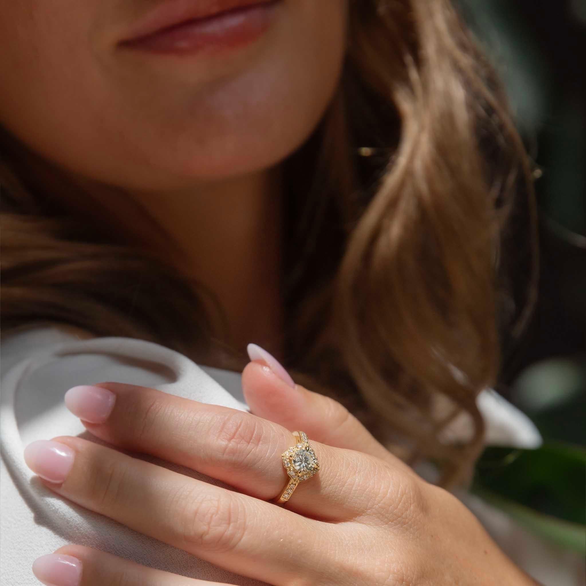 Contemporary 1.07ct Diamond Cushion Shaped Halo Ring 18 Carat Yellow Gold In New Condition For Sale In Hamilton, AU