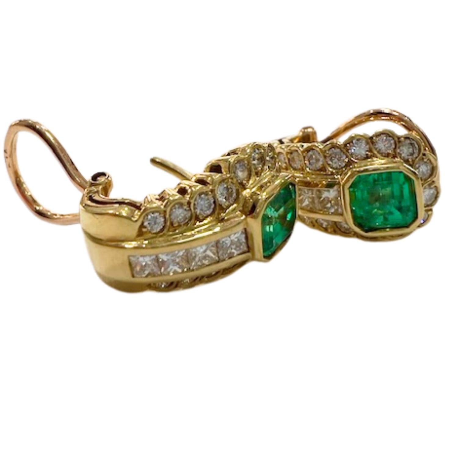 Orecchini dal design contemporaneo e sorprendente, realizzati in oro giallo 18 carati, con uno smeraldo di taglio quadrato al centro, accentuato da una raffinata combinazione di diamanti a taglio brillante e a taglio princess. Un sofisticato mix di