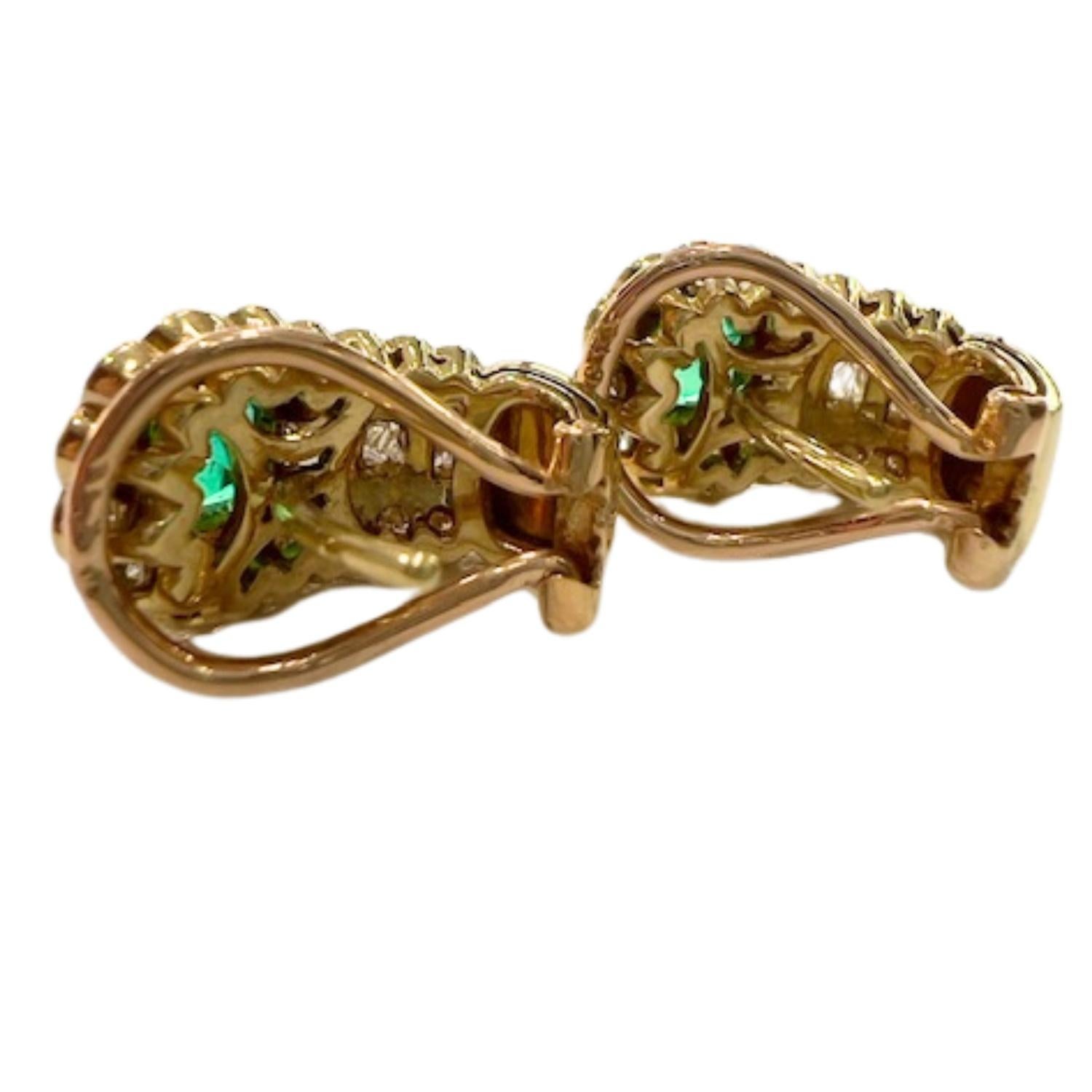 Quadrato Orecchini contemporanei in oro 18k con diamanti da 1,08 carati e smeraldo da 0,50 carati in vendita