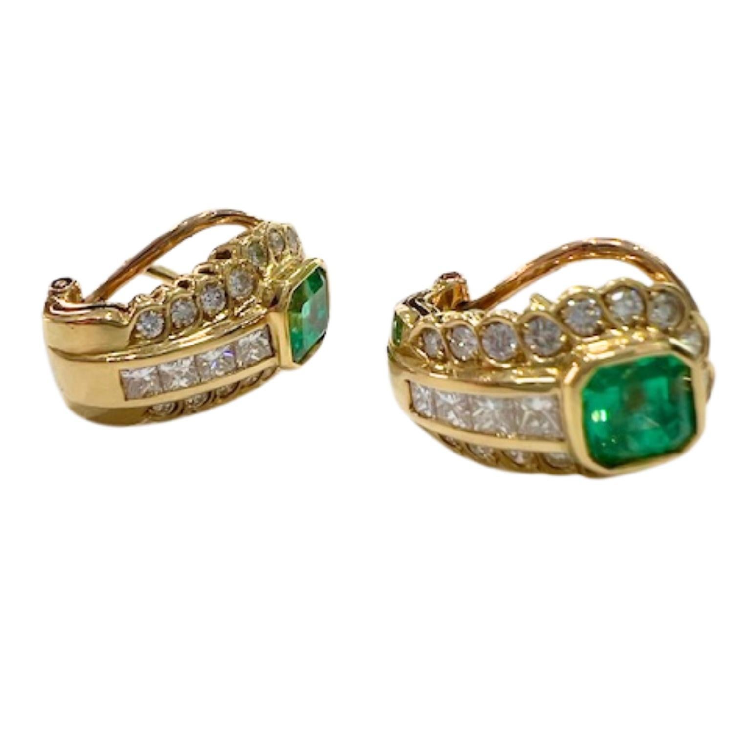 Orecchini contemporanei in oro 18k con diamanti da 1,08 carati e smeraldo da 0,50 carati In condizioni buone in vendita a MADRID, ES