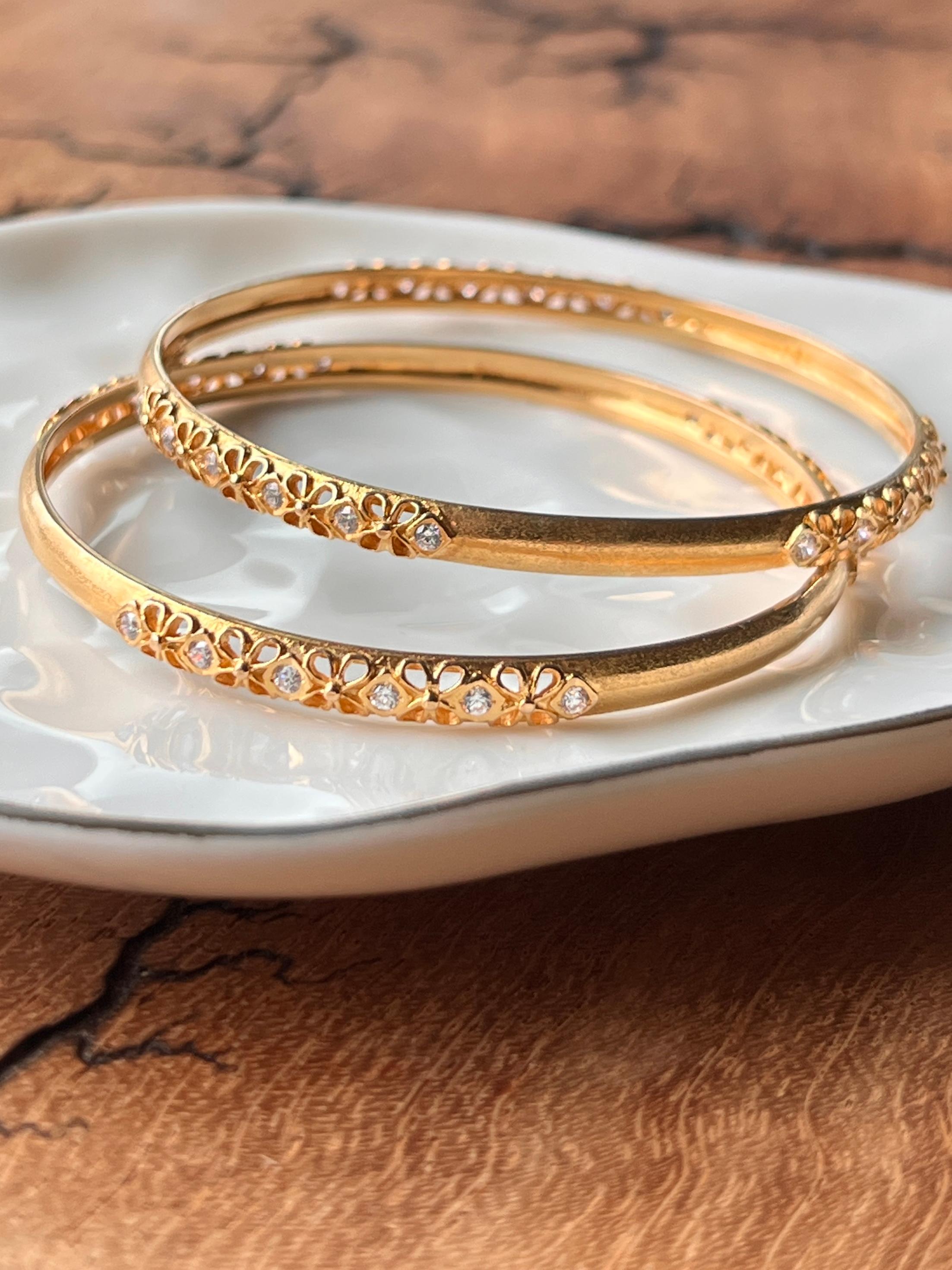 Cet ensemble raffiné comprend deux bracelets contemporains en or jaune 18 carats, chacun magnifiquement orné de dix-huit diamants ronds de taille brillant mesurant environ 2,0 mm, pour un poids total combiné de diamants d'environ 1,08 carat. Les