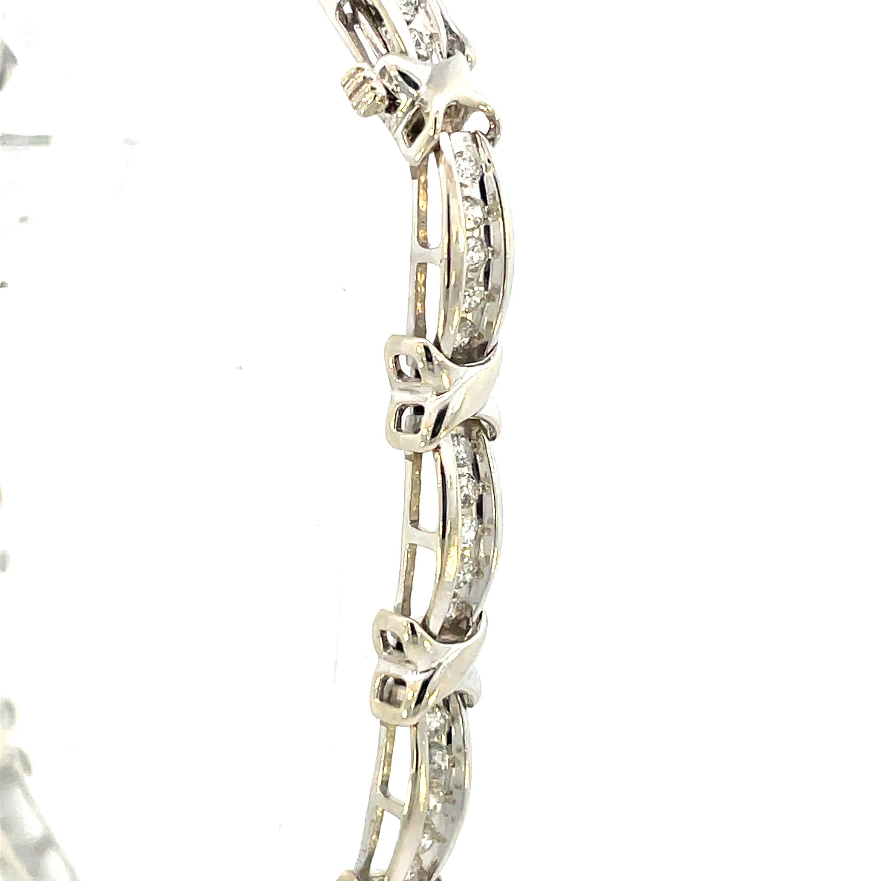 Contemporary 10K White Gold X's and O's Diamond Bracelet (bracelet en or blanc 10K avec diamants)   en vente 4
