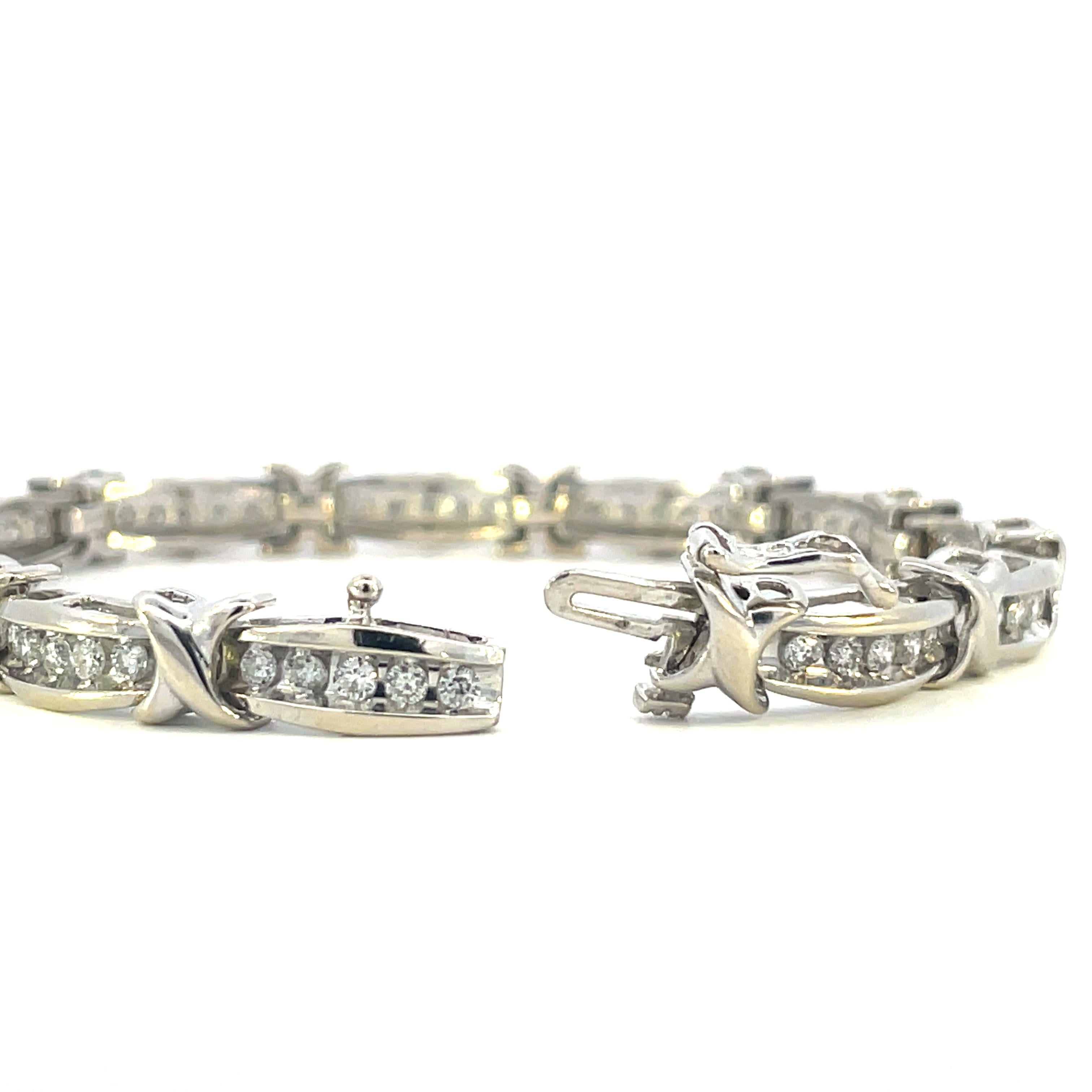 Taille ronde Contemporary 10K White Gold X's and O's Diamond Bracelet (bracelet en or blanc 10K avec diamants)   en vente
