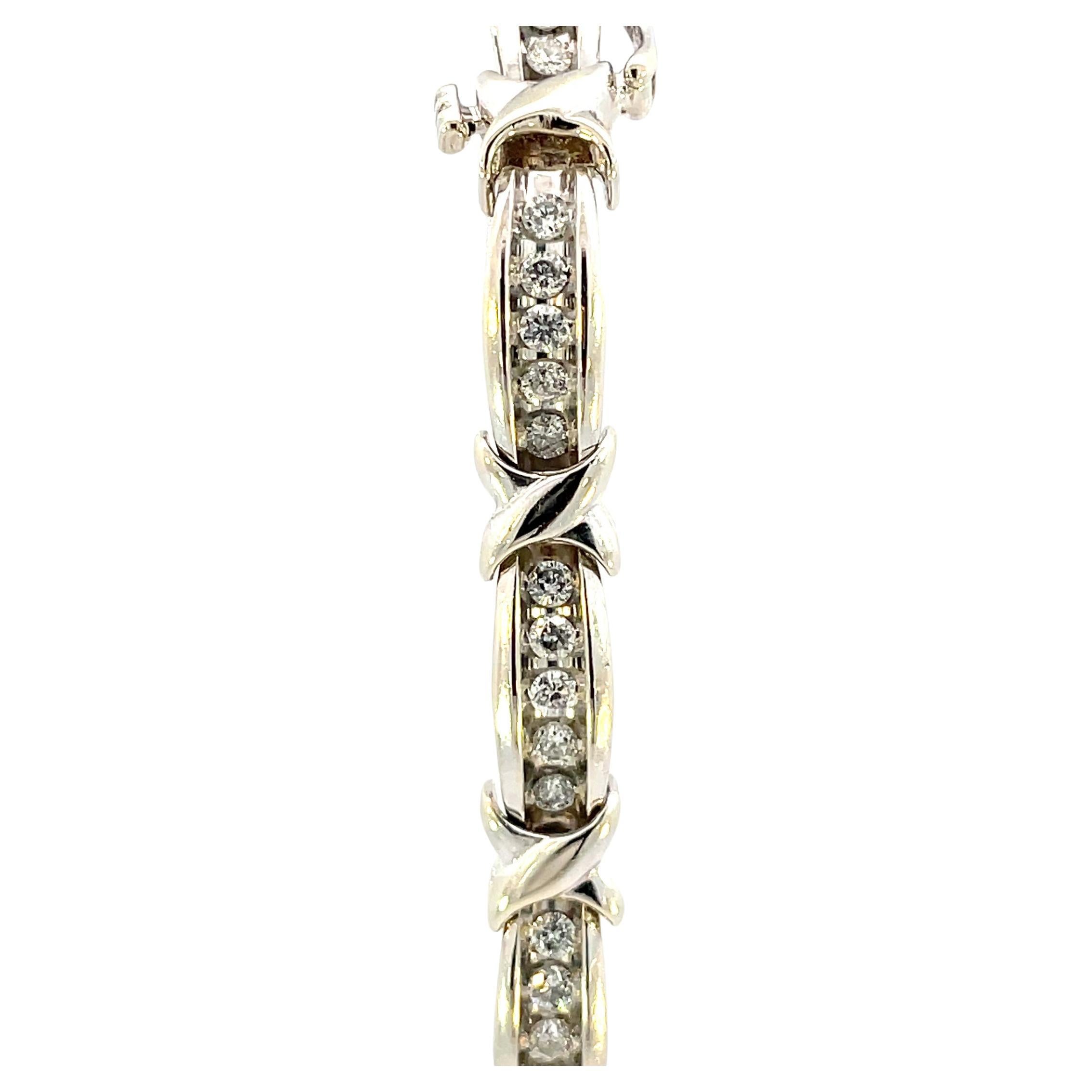 Dieses zeitgenössische Weißgold-Diamantarmband mit dem Thema X und O ist absolut atemberaubend. Jeder Abschnitt des Armbands enthält 5 Diamanten im Brillantrundschliff der Reinheit SI1/SI2 und der Farbe G/H, die durch 