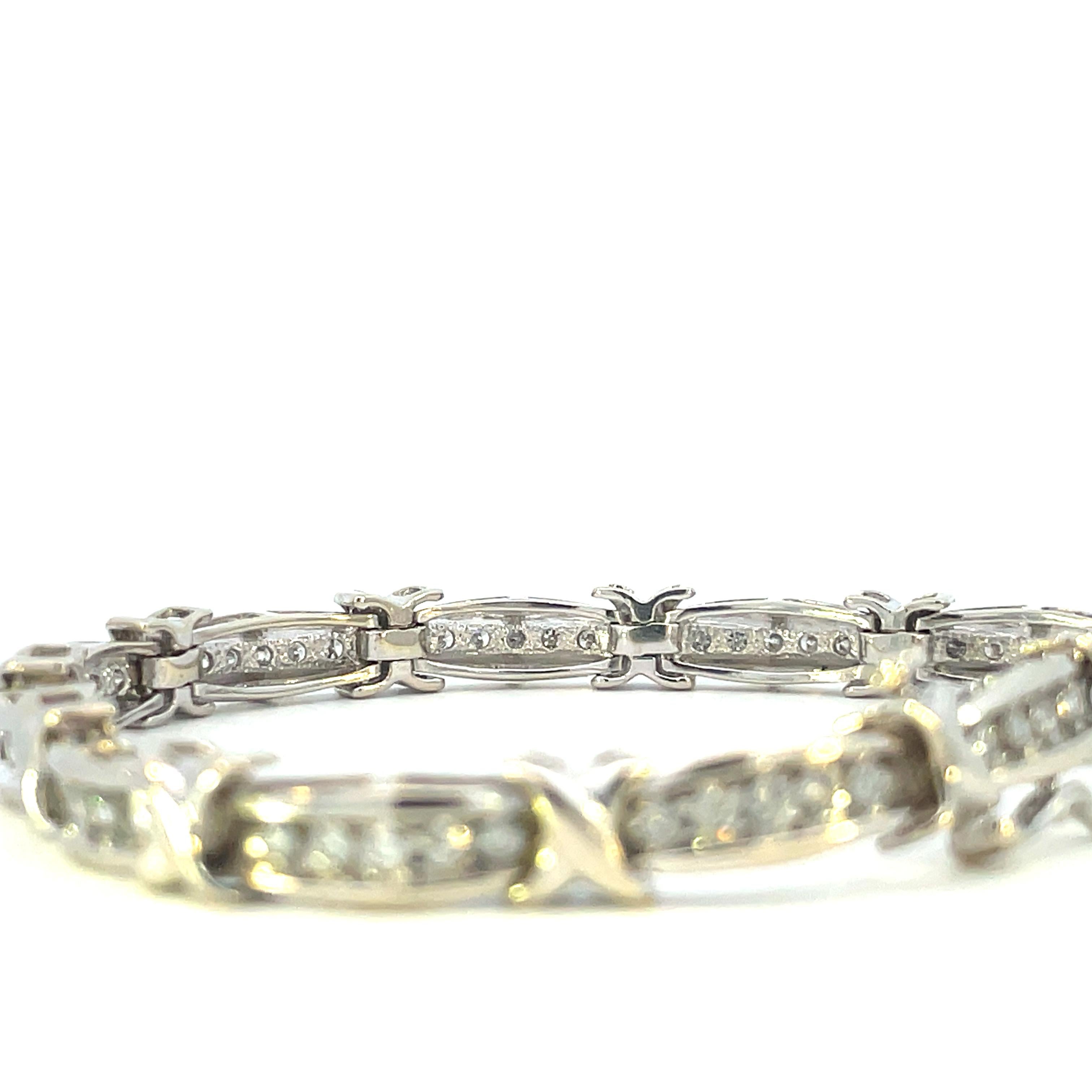 Contemporary 10K White Gold X's and O's Diamond Bracelet (bracelet en or blanc 10K avec diamants)   en vente 1