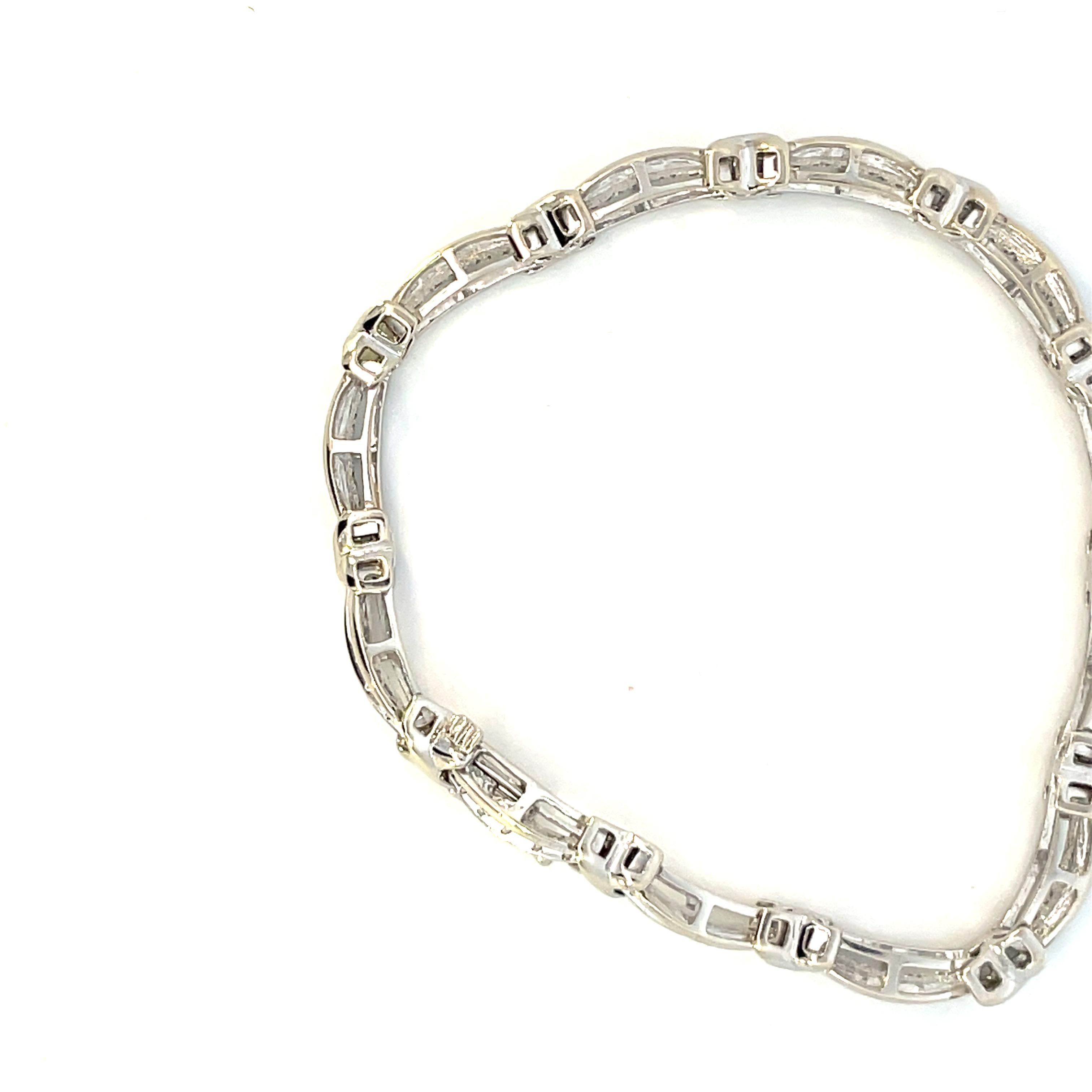 Contemporary 10K White Gold X’s and O’s Diamond Bracelet   For Sale 3