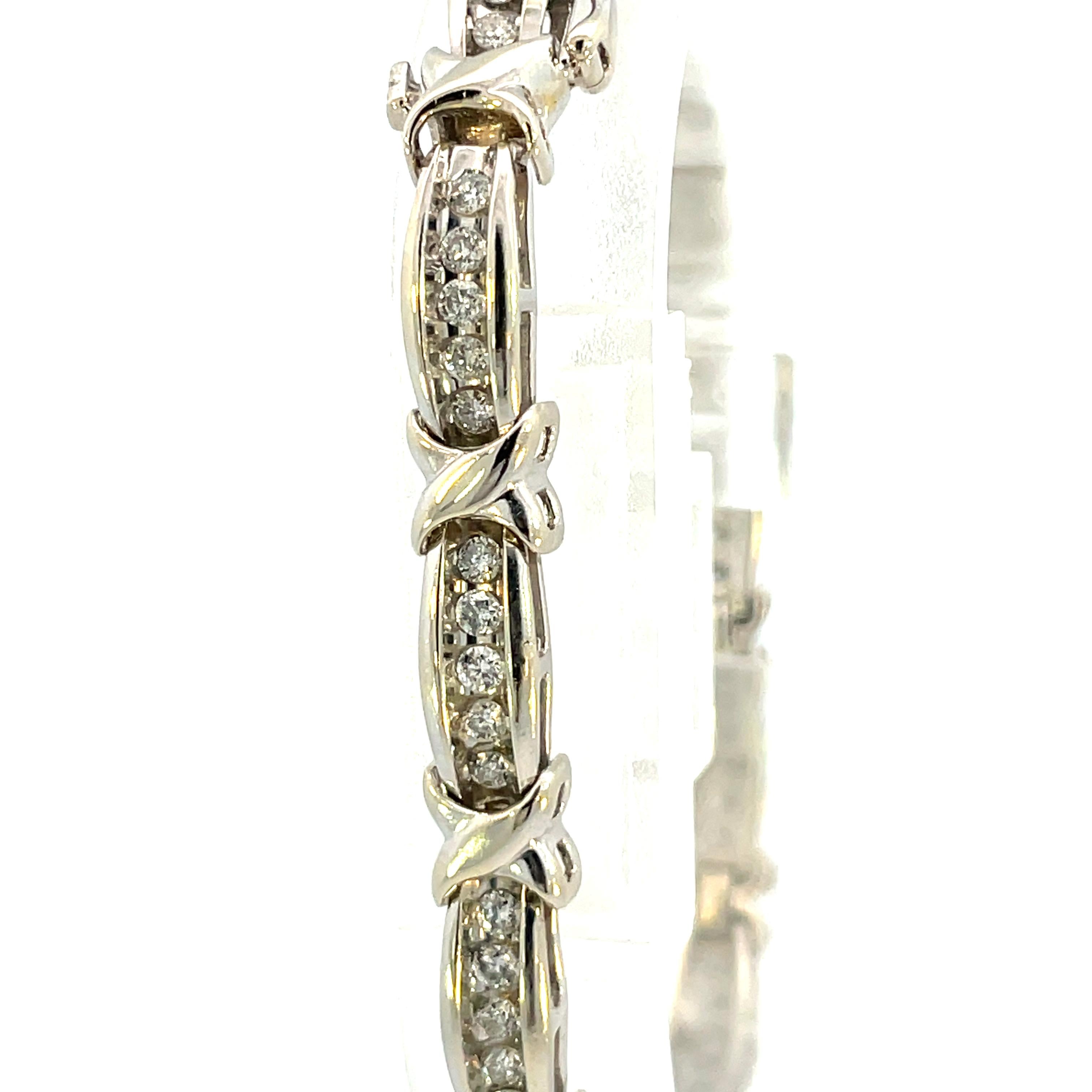 Contemporary 10K White Gold X's and O's Diamond Bracelet (bracelet en or blanc 10K avec diamants)   en vente 3