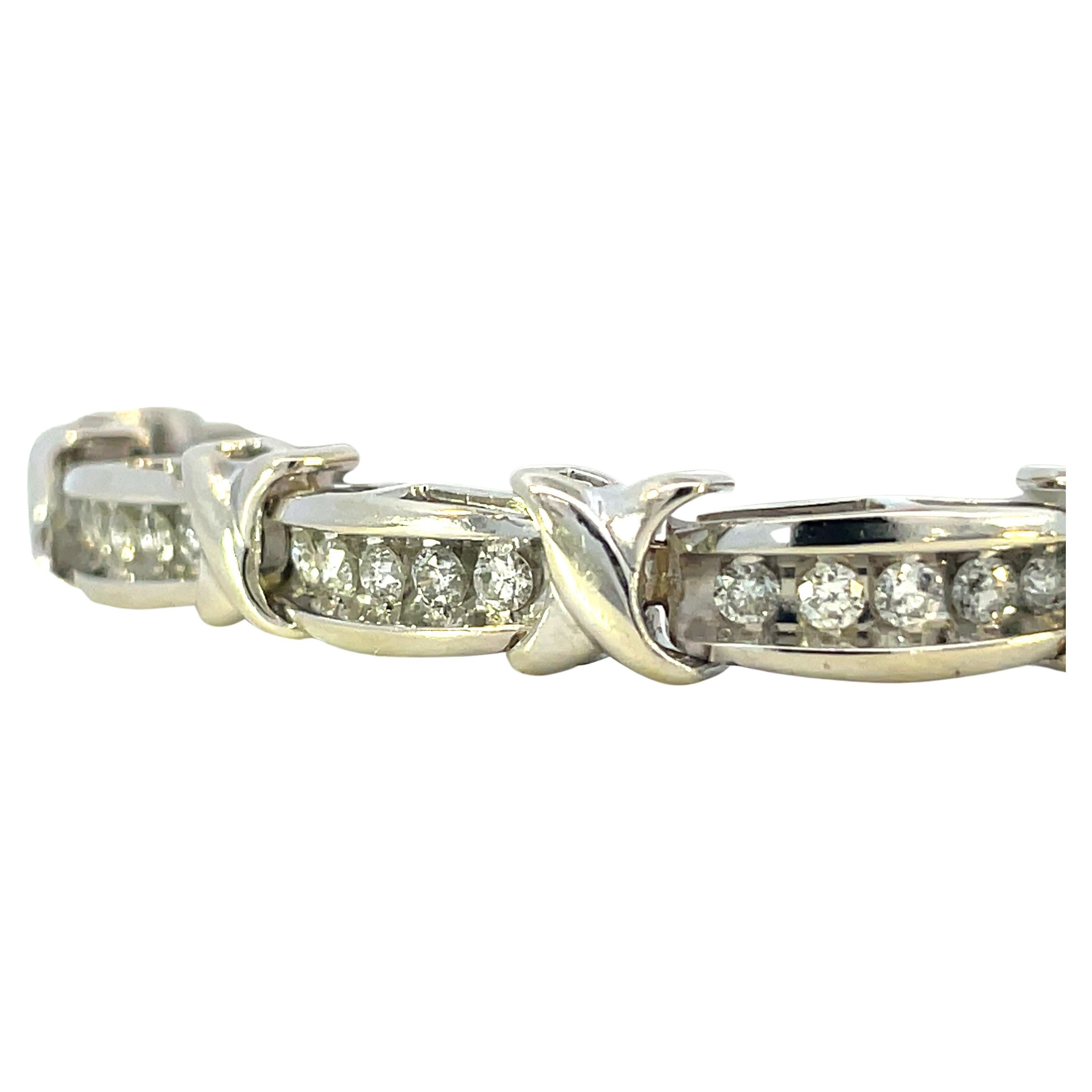Contemporary 10K White Gold X's and O's Diamond Bracelet (bracelet en or blanc 10K avec diamants)   en vente