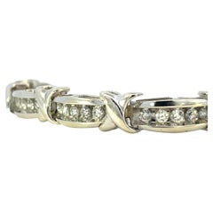 Contemporary 10K White Gold X's and O's Diamond Bracelet (bracelet en or blanc 10K avec diamants)  