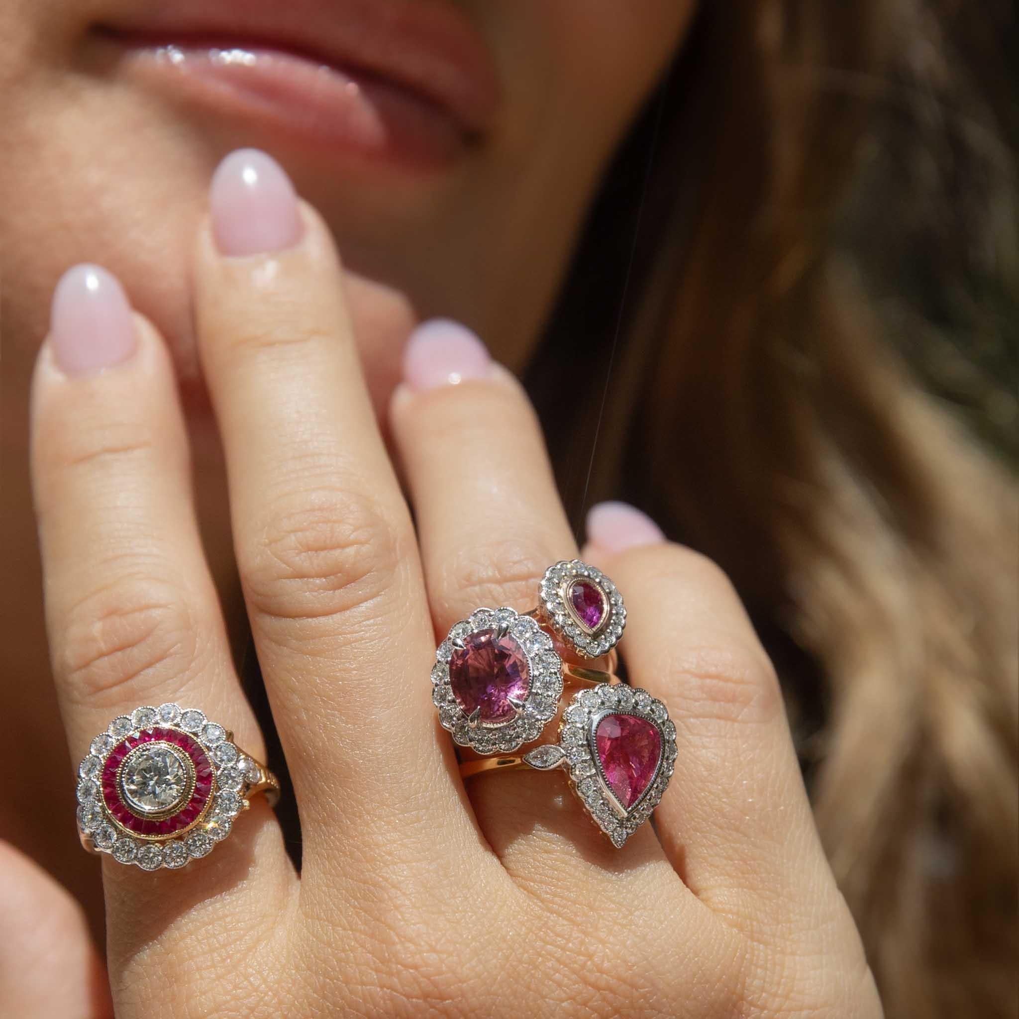 Anillo contemporáneo de rubí de 1,10 quilates y diamante de 1,96 quilates, oro blanco de 18 quilates en venta 6