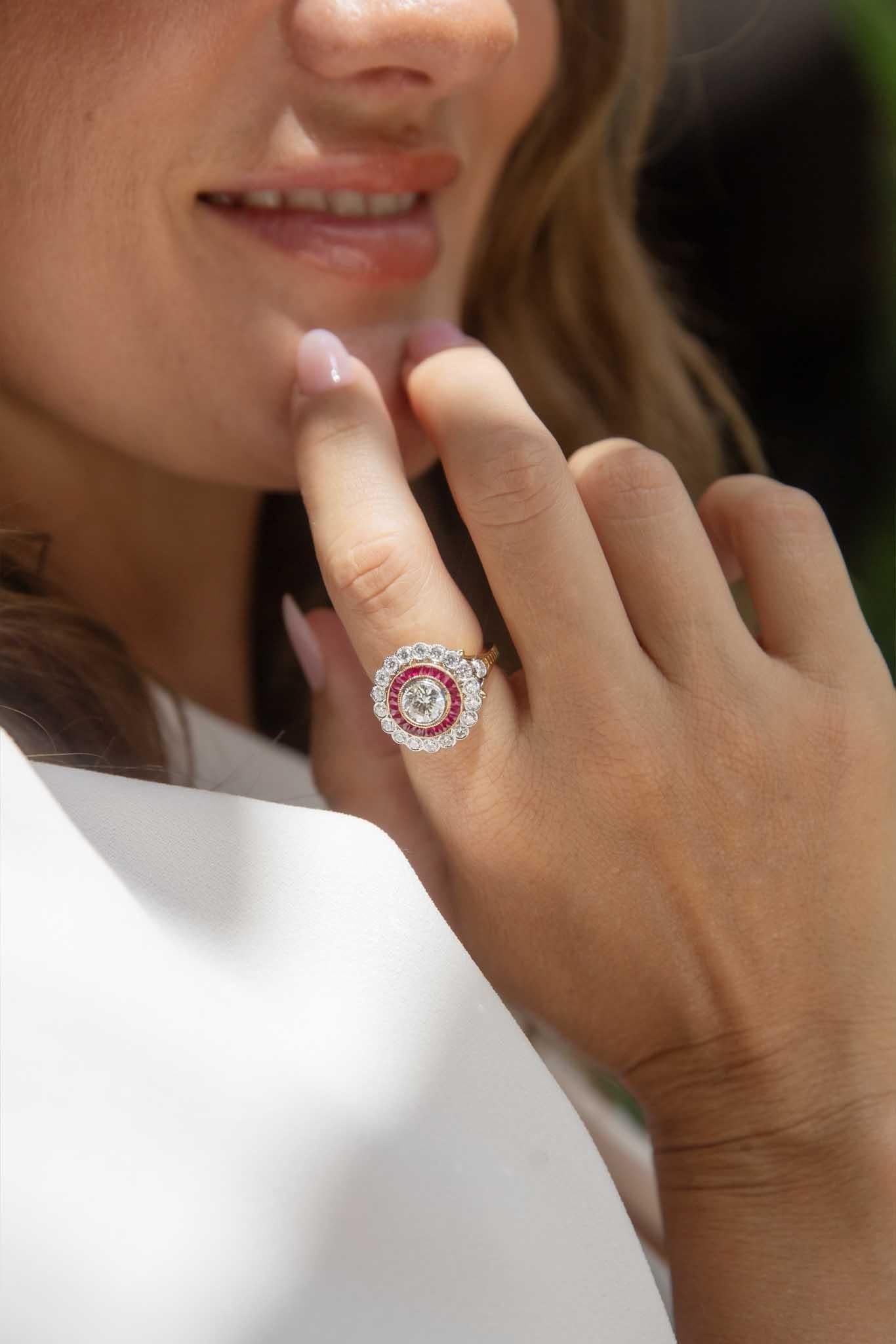 Anillo contemporáneo de rubí de 1,10 quilates y diamante de 1,96 quilates, oro blanco de 18 quilates Corte redondo en venta