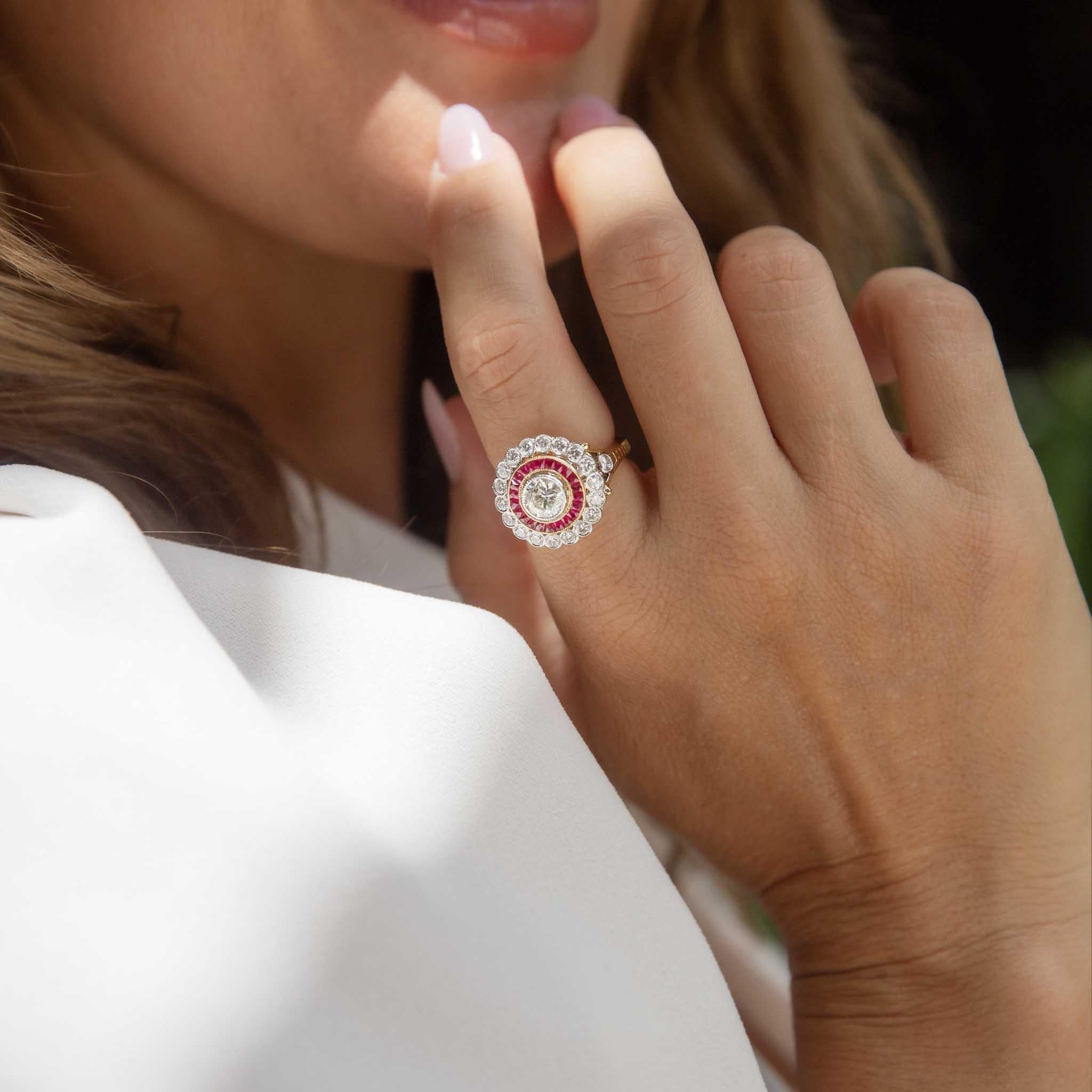 De las mujeres Anillo contemporáneo de rubí de 1,10 quilates y diamante de 1,96 quilates, oro blanco de 18 quilates en venta