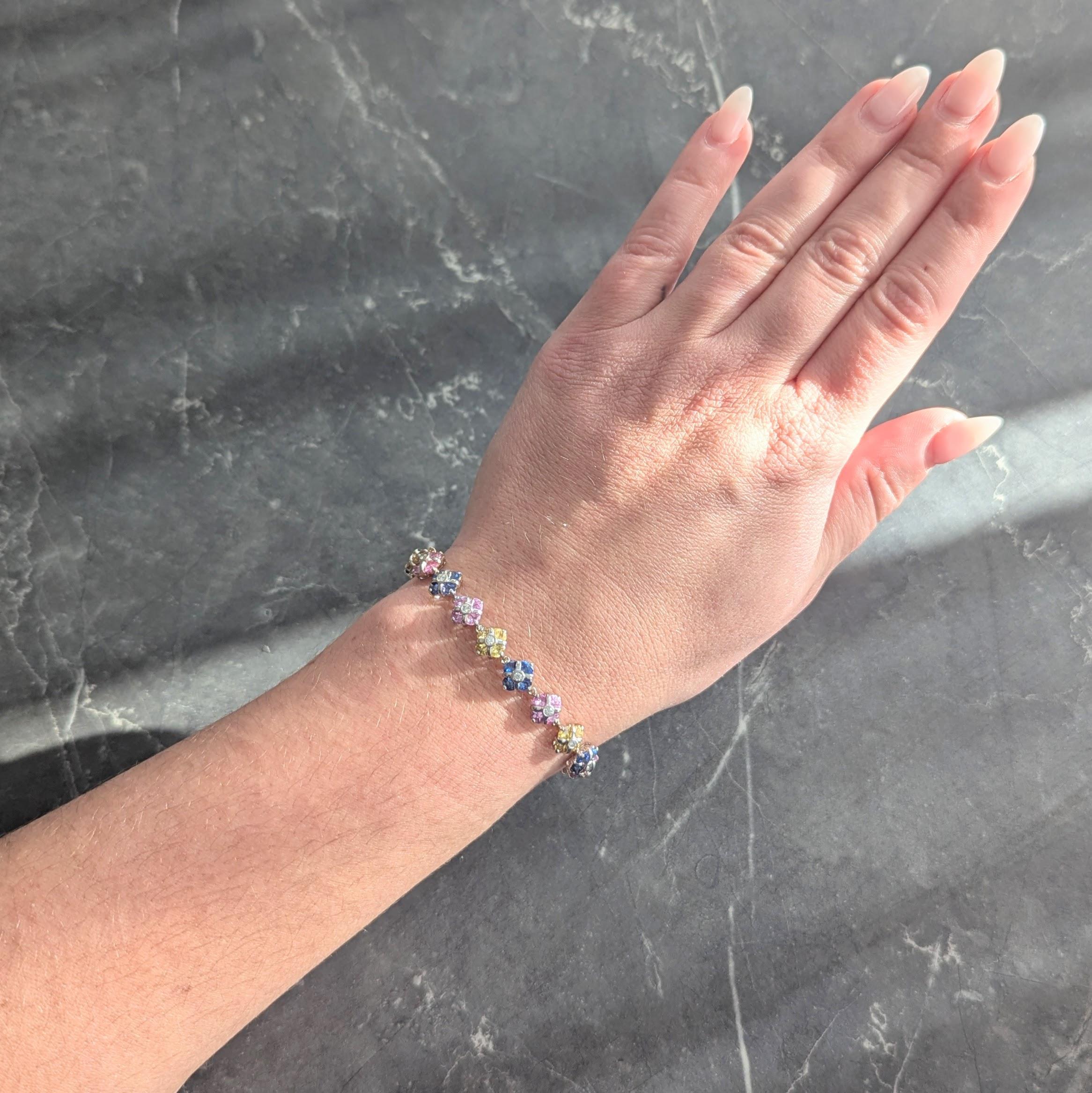 Composé de maillons de forme carrée sertis de grappes de saphirs fantaisie de forme florale.
D'un poids total d'environ 10,50 carats - taille trillion modifiée
Alternance de couleurs rose moyen, bleu et jaune
Chaque maillon est centré sur un diamant