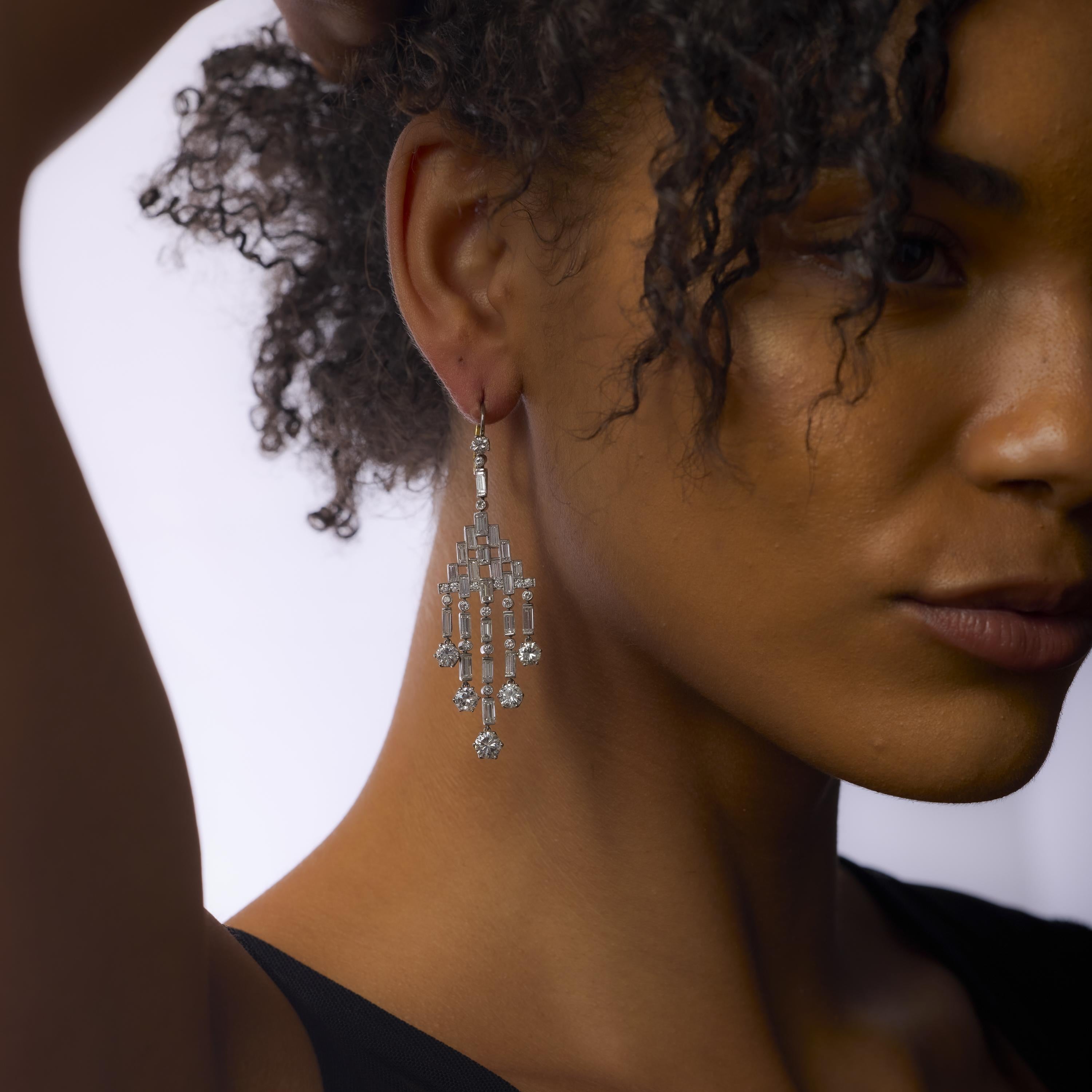 Estos llamativos pendientes contemporáneos son una deslumbrante fusión de inspiración vintage y lujo moderno, y exhiben diez diamantes europeos antiguos y de talla brillante redonda que suman aproximadamente 5,00 quilates. Acentuados por un conjunto