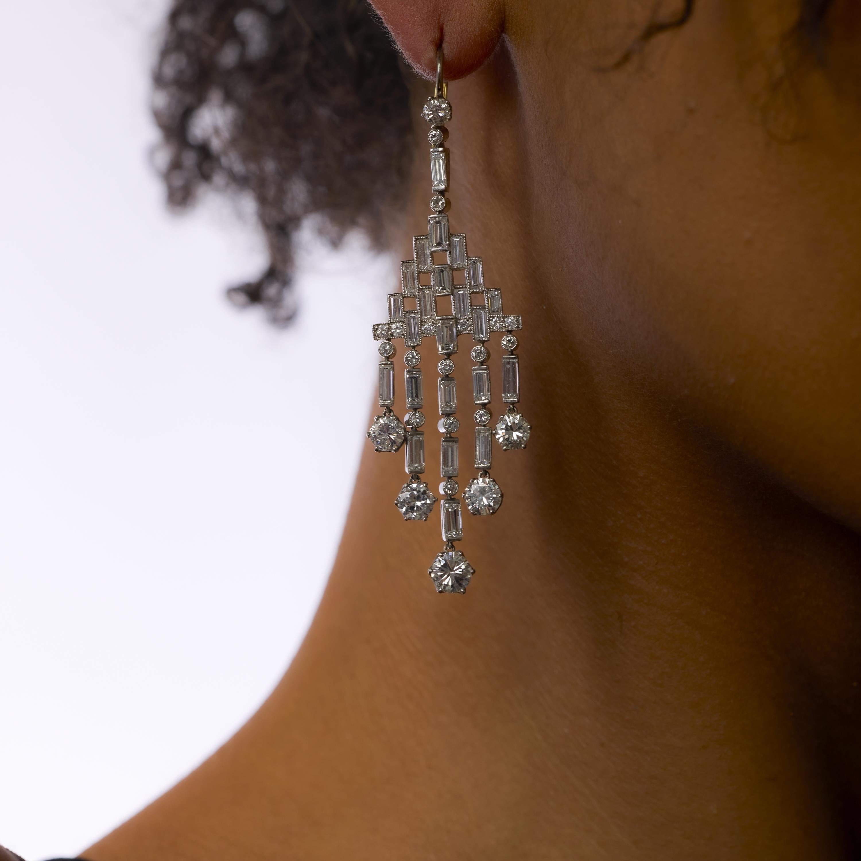 Pendientes candelabro contemporáneos de platino con diamantes de 11,20 quilates de peso total Corte europeo antiguo en venta