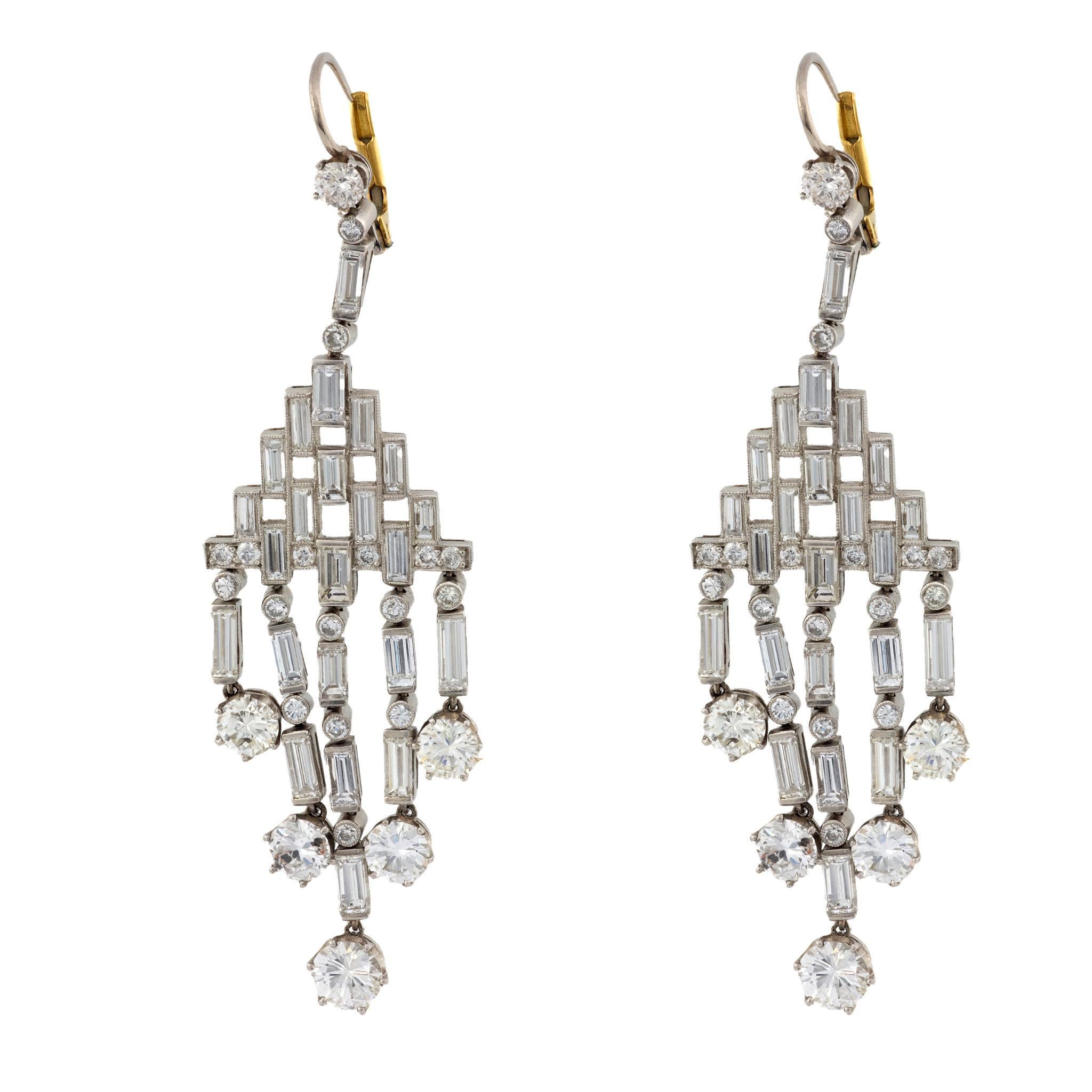 Boucles d'oreilles chandelier contemporaines en platine serties de diamants d'un poids total de 11,20 carats