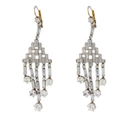 Boucles d'oreilles chandelier contemporaines en platine serties de diamants d'un poids total de 11,20 carats