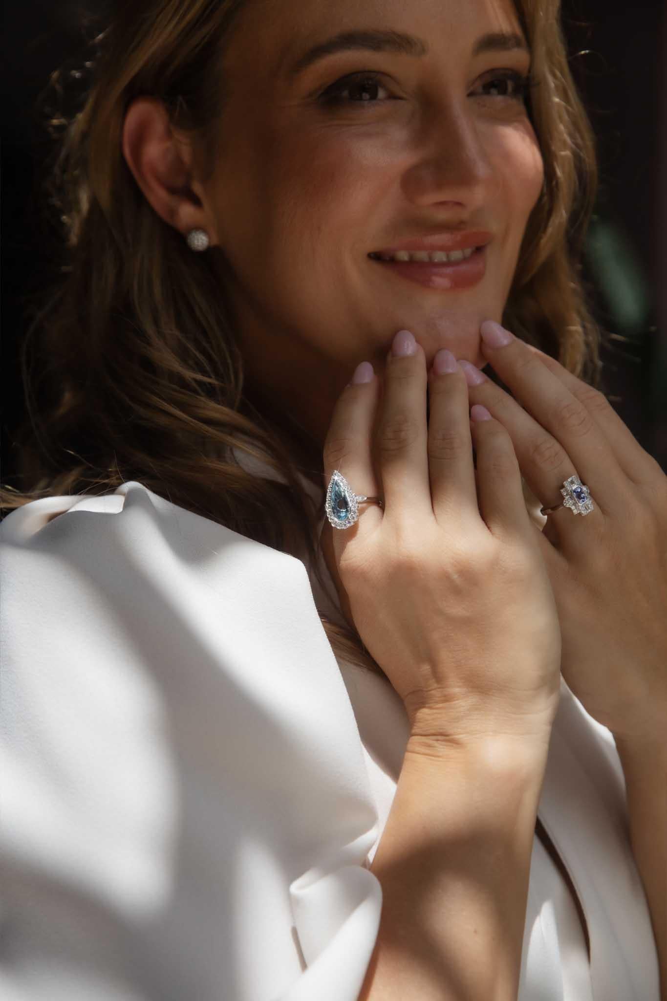 Anillo contemporáneo de zafiro de Ceilán y diamantes de 1,13 ct y oro blanco de 18 ct en venta 4
