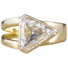 Contemporary 1.15 Carat Kite Cut Diamond Ring in 18 Carat Yellow Gold