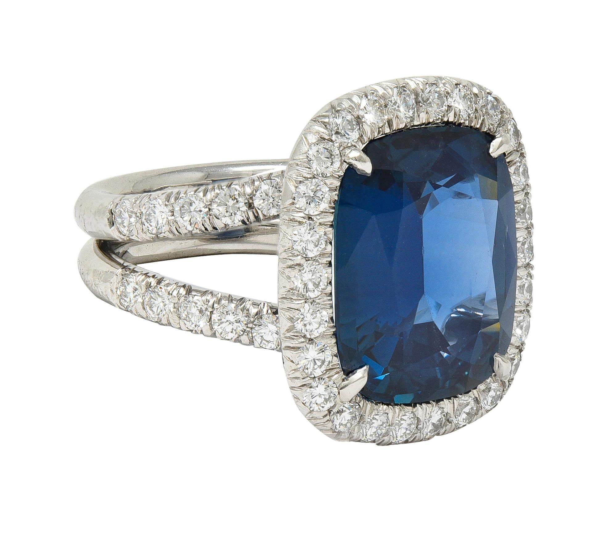Taglio cuscino Anello aureolato in platino con zaffiro senza calore 11,50 CTW AGL in vendita