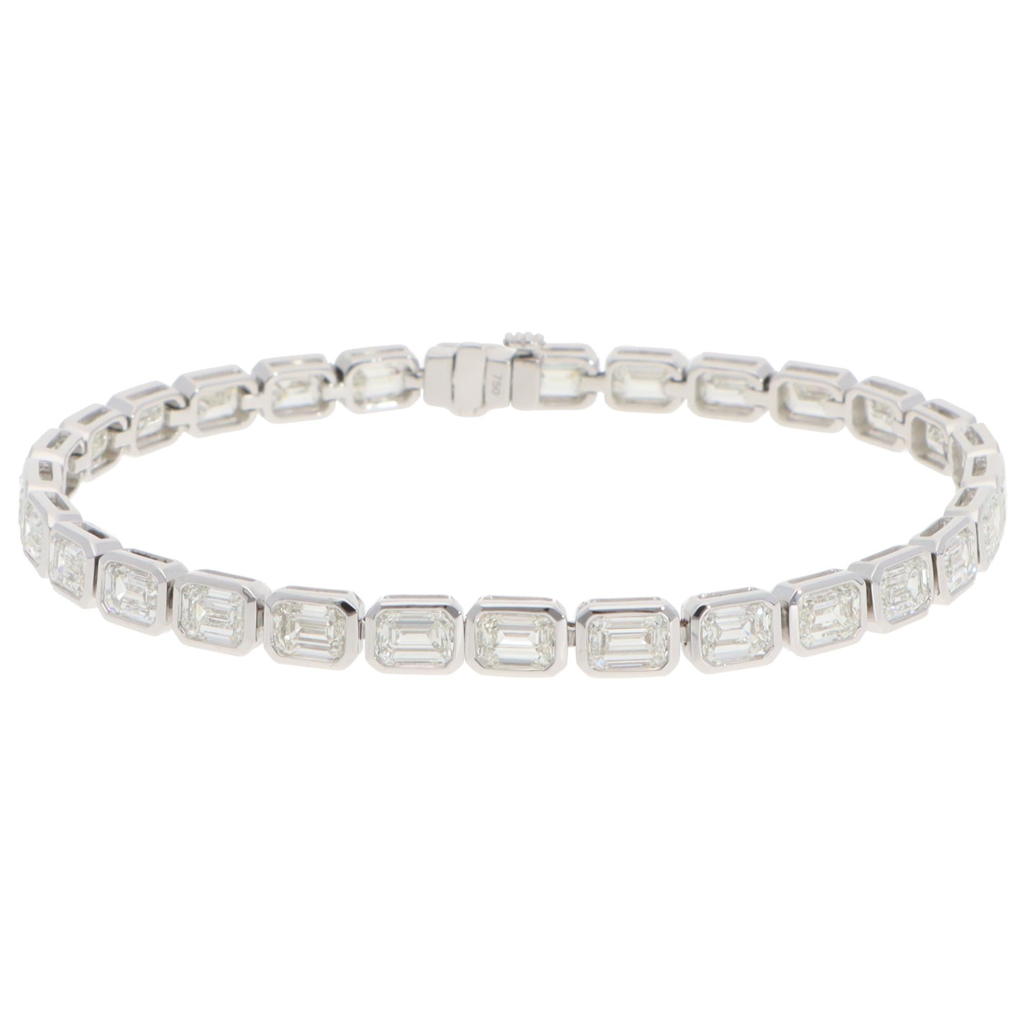 Emerald Cut Contemporary 11.90ct Emerald-Cut Diamond Tennis Bracelet in White Gold For Sale