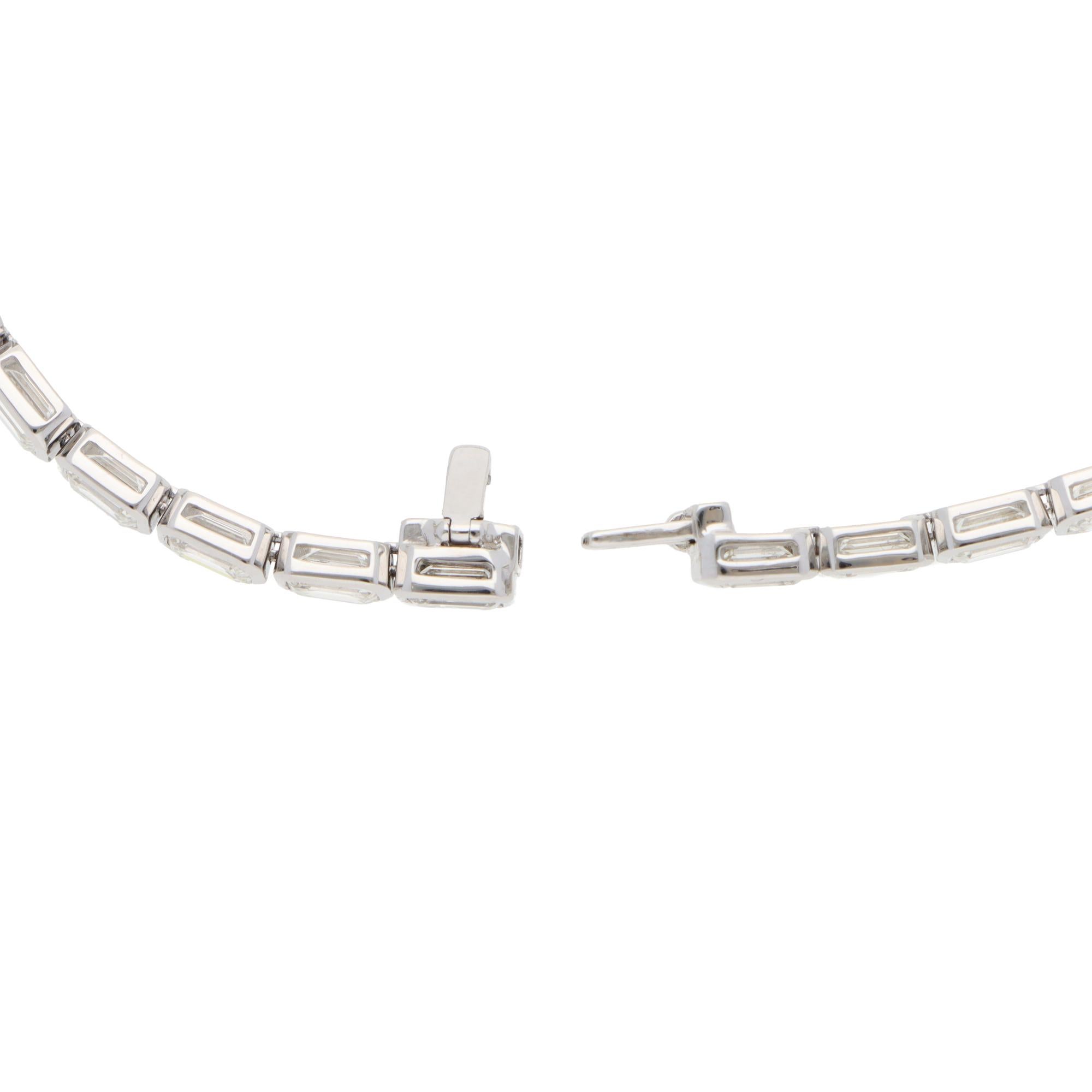 Contemporary 11.90ct Emerald-Cut Diamond Tennis Bracelet in White Gold In New Condition For Sale In London, GB
