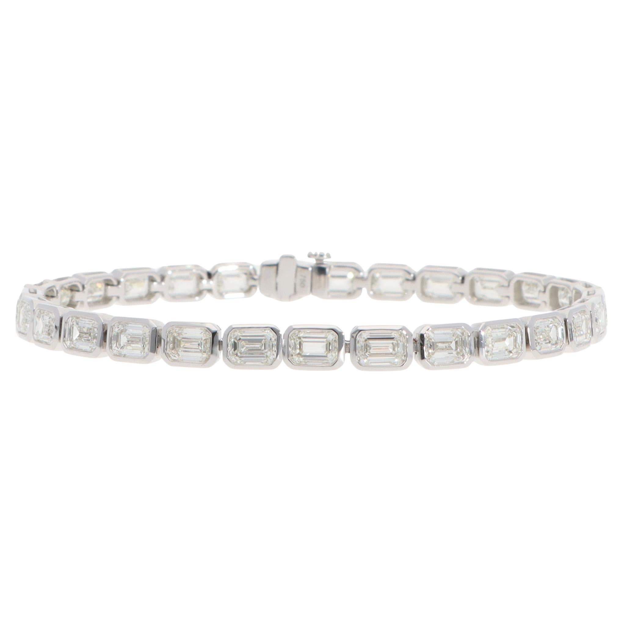 Contemporary 11,90ct Smaragdschliff Diamant-Tennisarmband in Weißgold