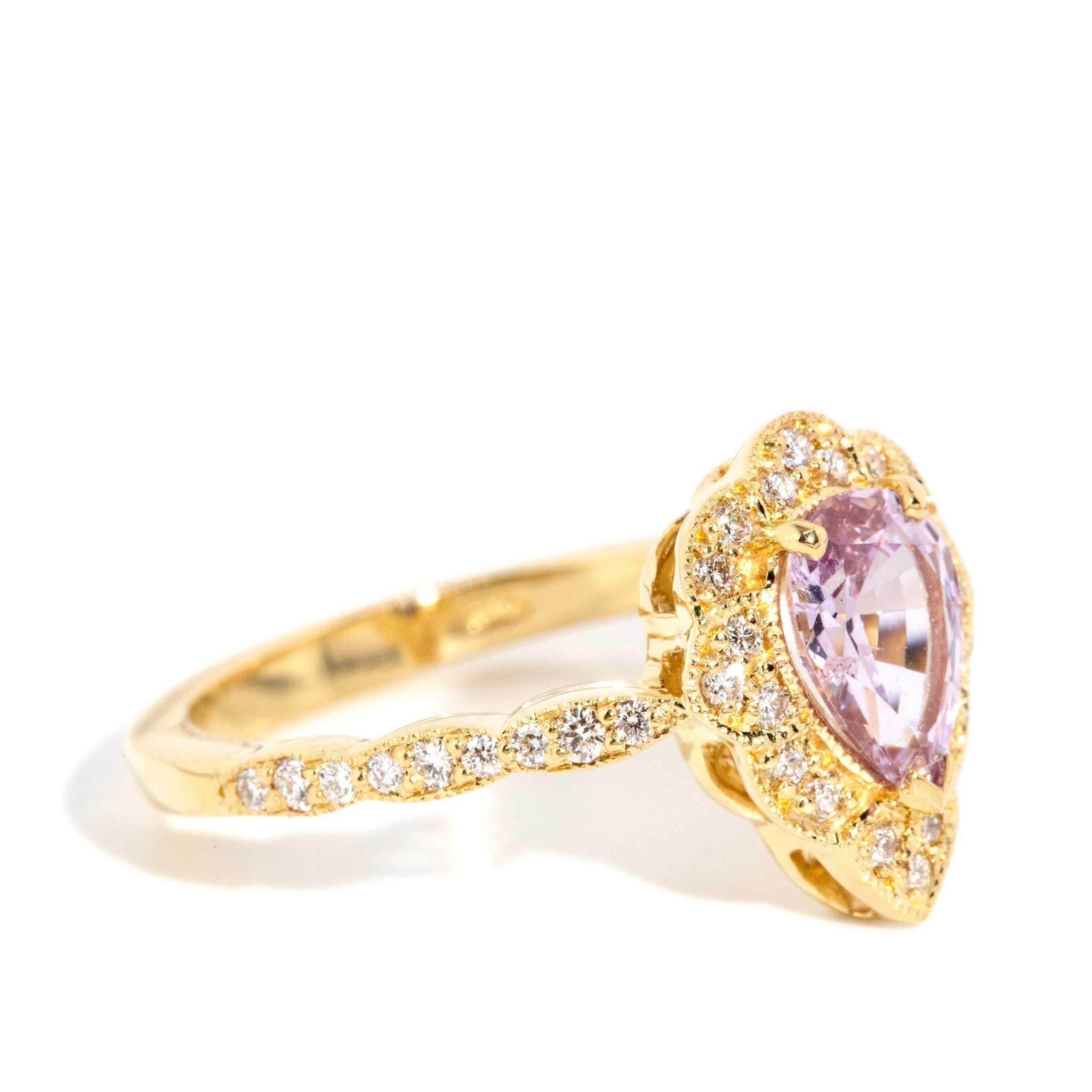 Contemporary 1.20 Carat Purple Sapphire & Diamond Ring 18 Carat Yellow Gold For Sale 2