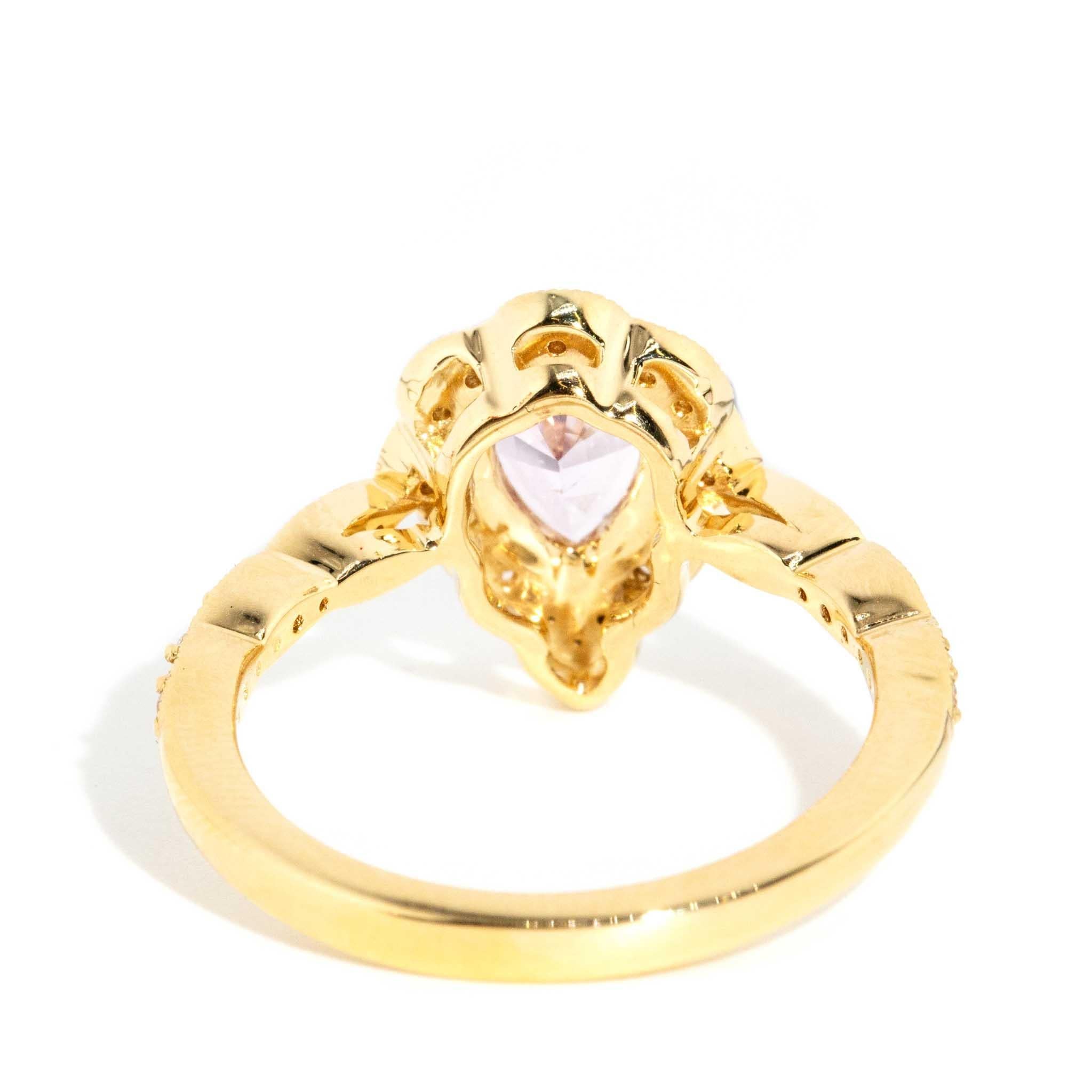 Contemporary 1.20 Carat Purple Sapphire & Diamond Ring 18 Carat Yellow Gold For Sale 4