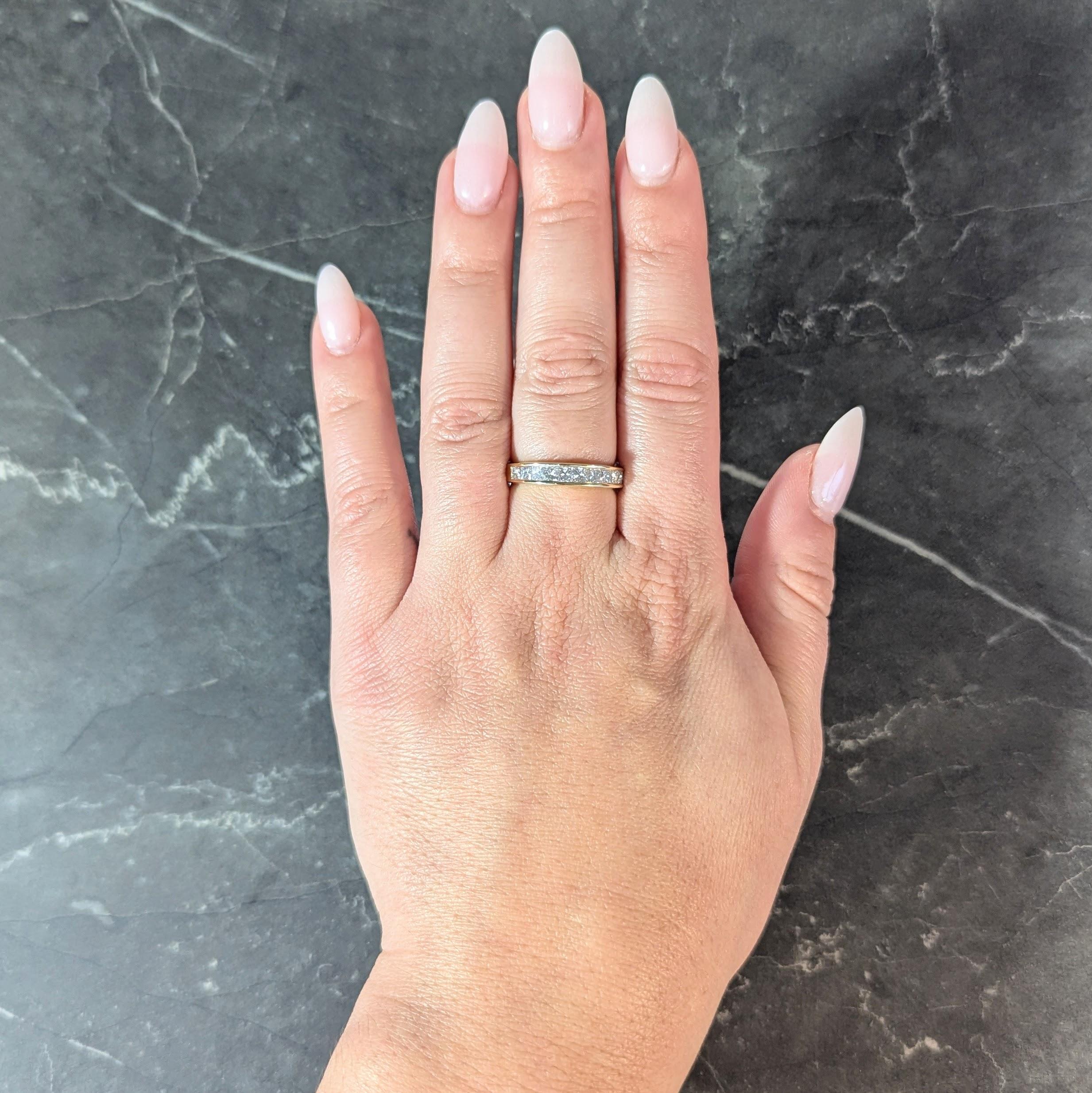 Une rangée de diamants de taille princesse gradués est sertie sur le devant.
D'un poids total d'environ 1,20 carat - Couleur H/I et pureté SI1/SI2
Complété par une finition polie
Estampillé pour l'or 14 carats
Circa : 2000s
Taille de la bague : 7 et