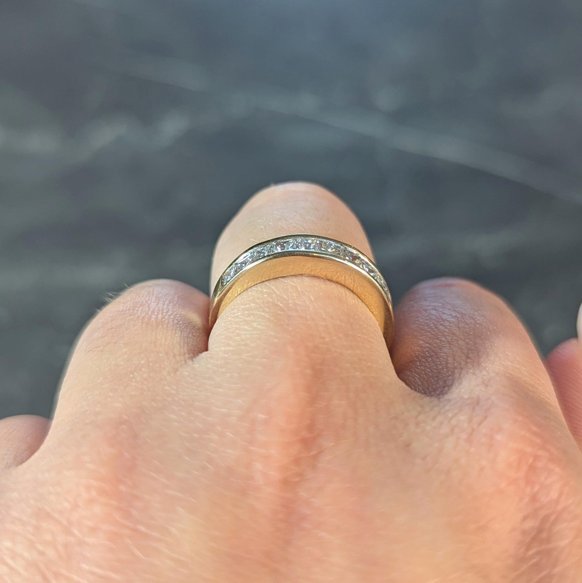 Anneau de mariage contemporain en or jaune 14K avec diamant taille princesse 1,20 CTW en vente 3