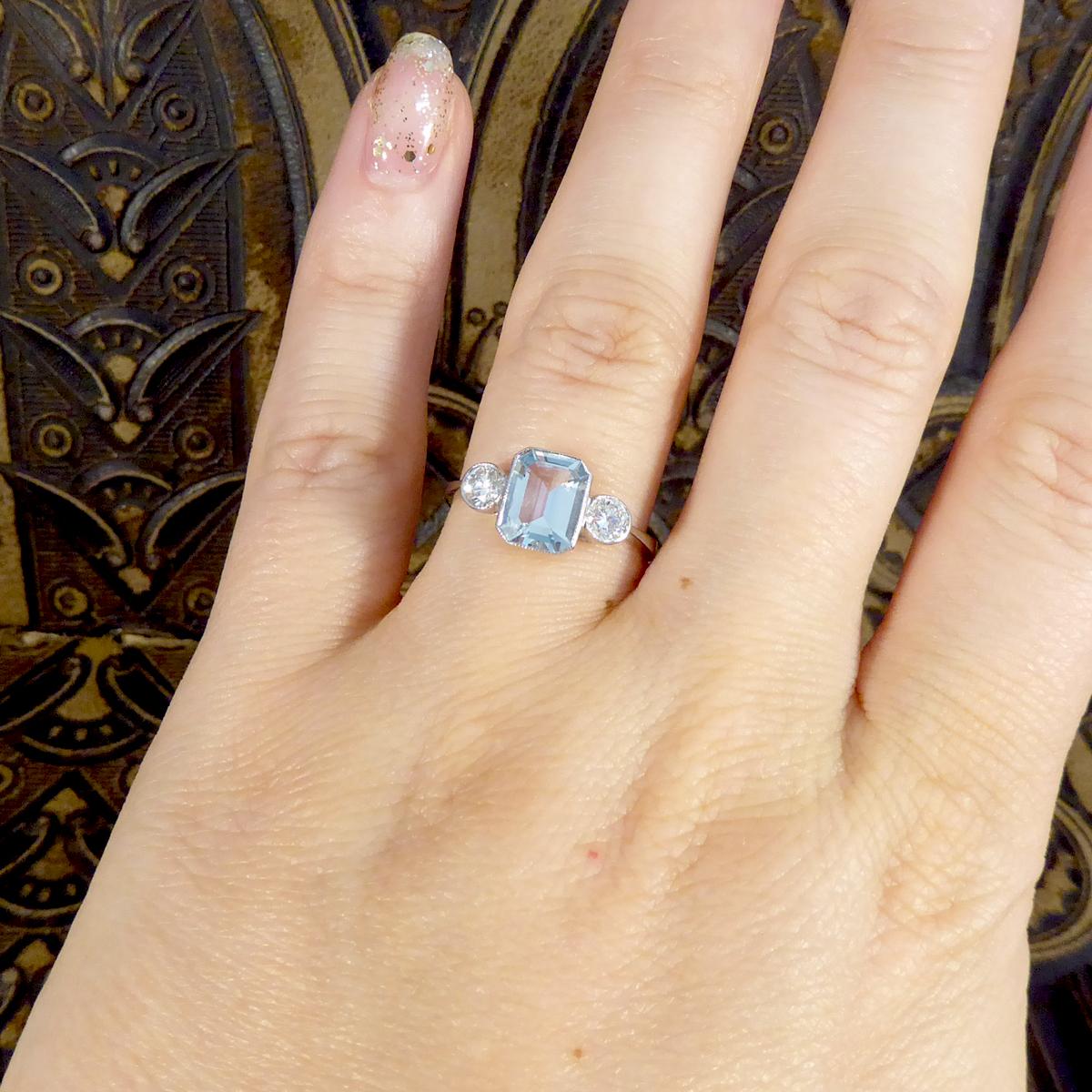 Zeitgenössischer Dreisteinring mit 1,20 Karat Aquamarin und Diamant aus Platin 4