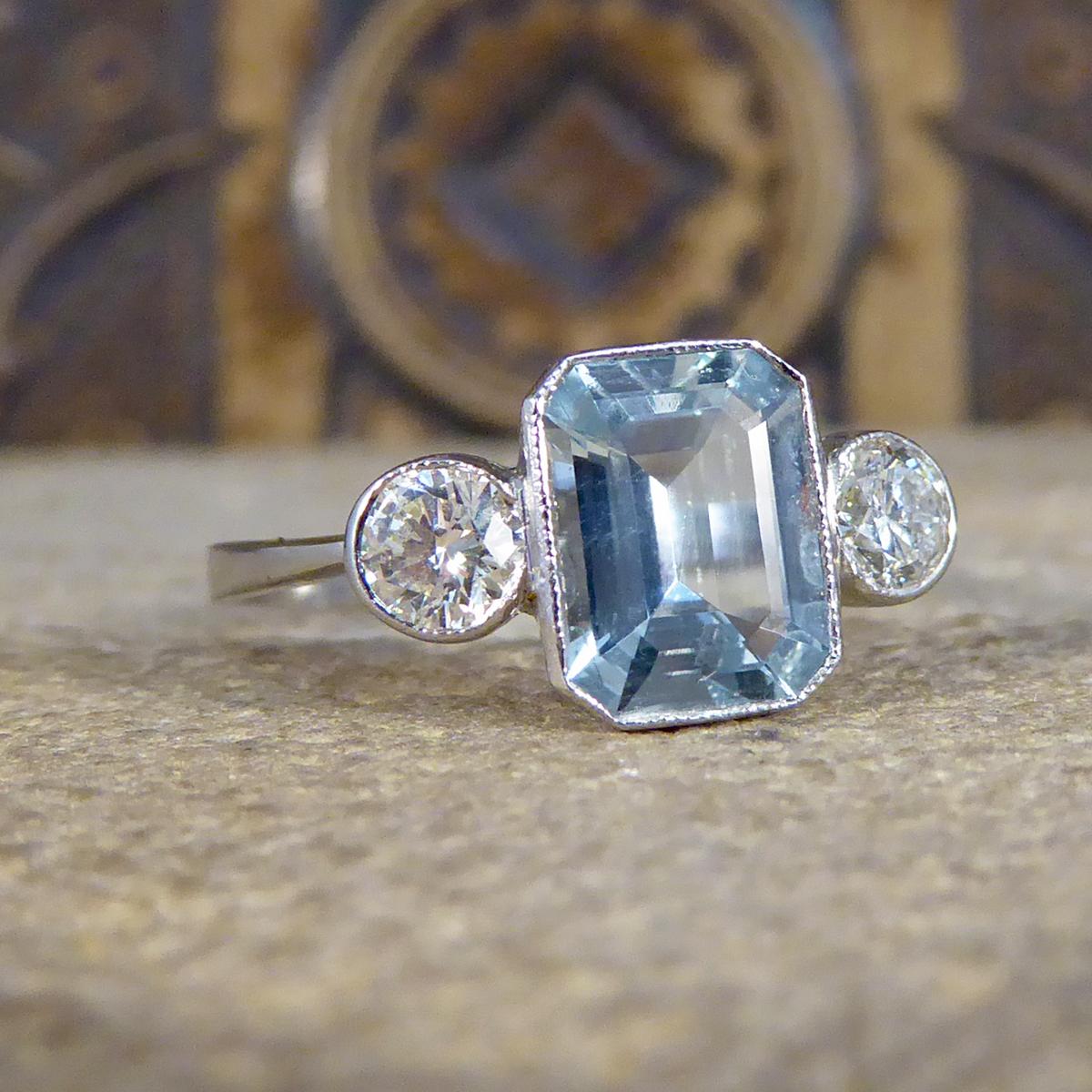 Ein sehr eleganter Ring mit drei Steinen, die mit einem schönen blauen Aquamarin in der Mitte mit einem Gewicht von 1,20 ct mit zwei hellen und klaren runden Diamanten auf jeder Seite in einem Kragen Einstellung gesetzt ist. Dieser Ring wurde in