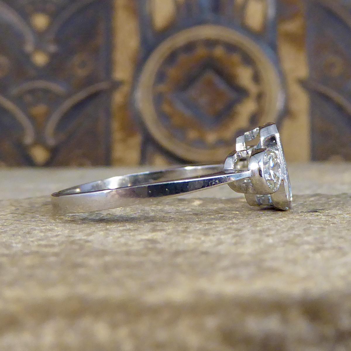 Zeitgenössischer Dreisteinring mit 1,20 Karat Aquamarin und Diamant aus Platin (Art déco)