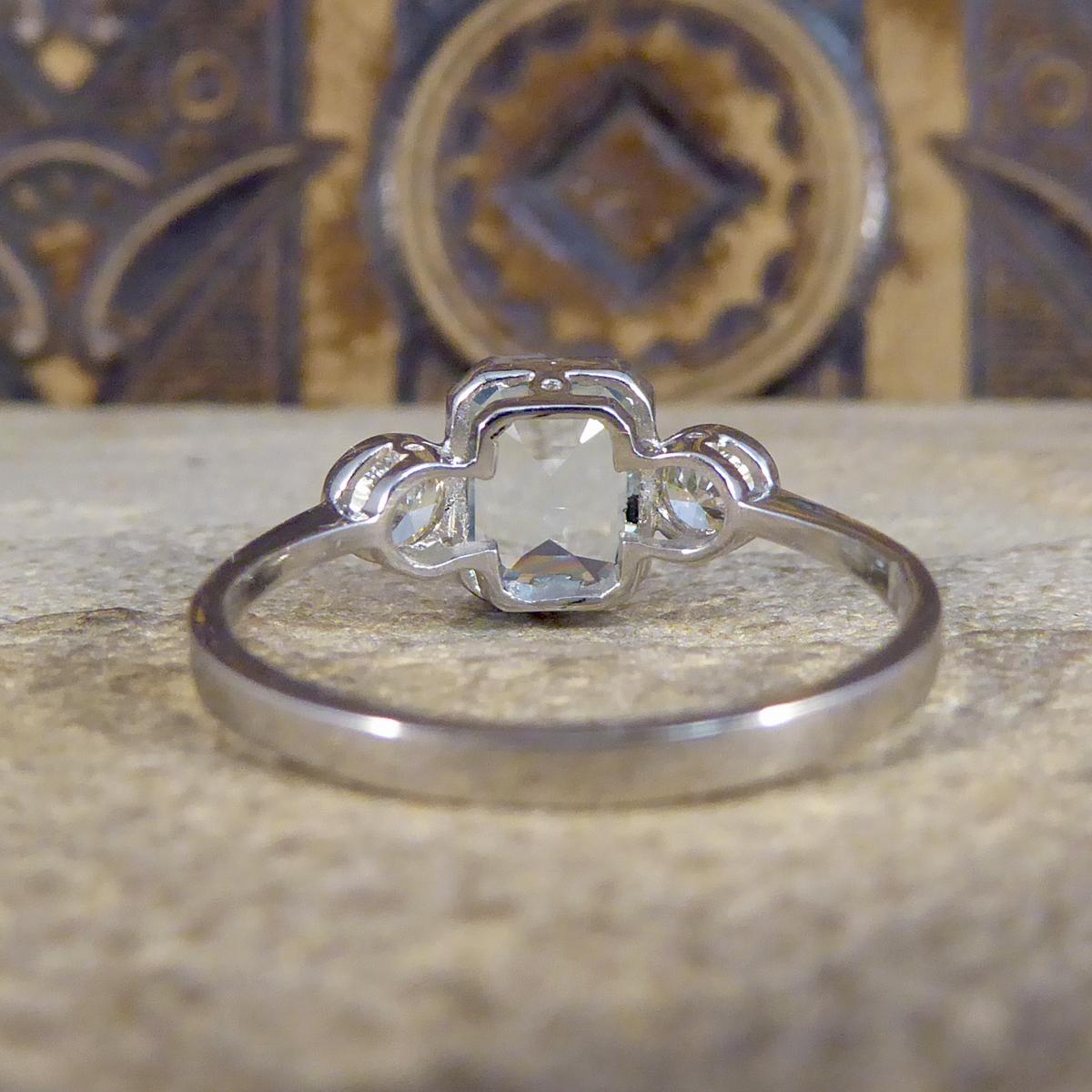 Zeitgenössischer Dreisteinring mit 1,20 Karat Aquamarin und Diamant aus Platin (Rundschliff)