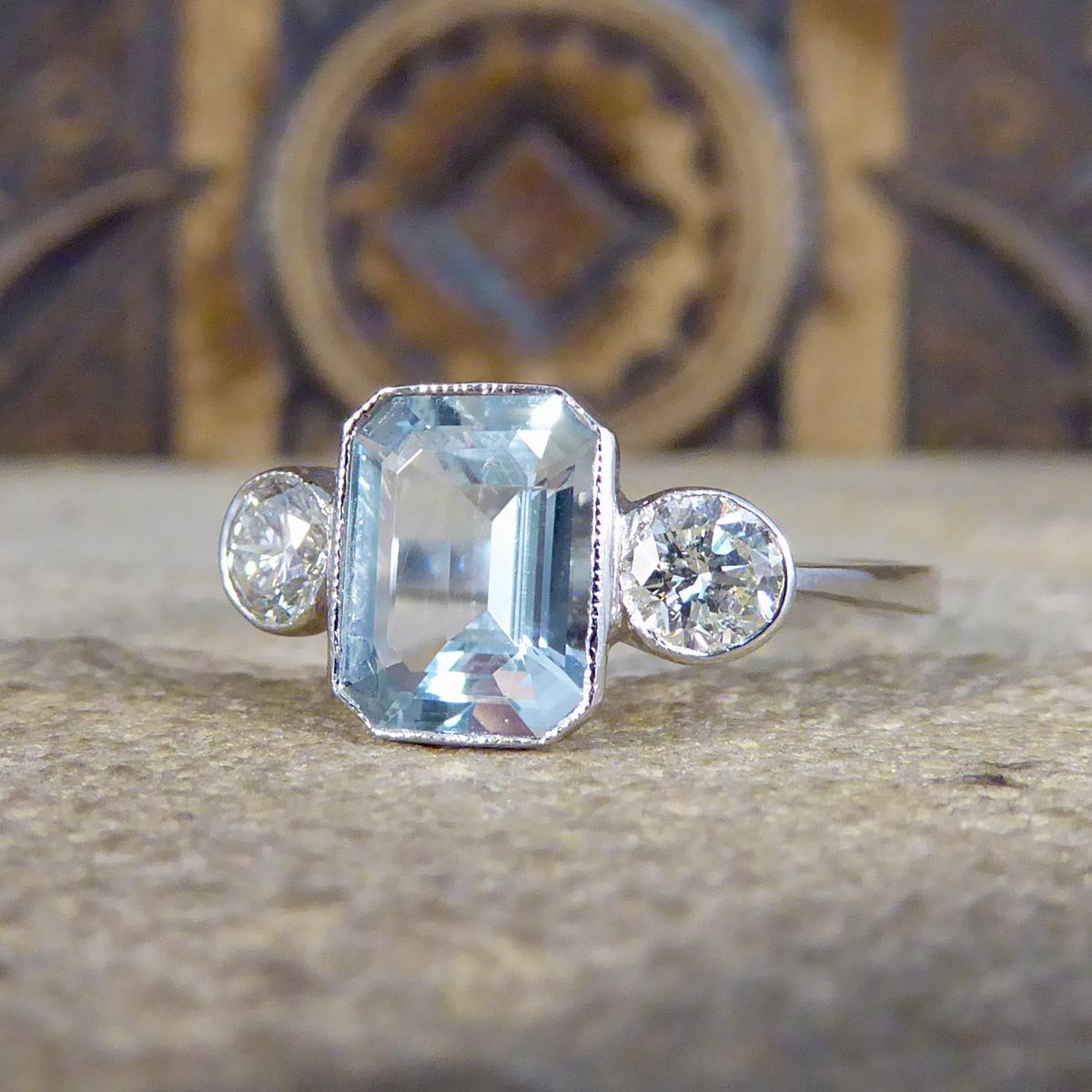 Zeitgenössischer Dreisteinring mit 1,20 Karat Aquamarin und Diamant aus Platin im Zustand „Gut“ in Yorkshire, West Yorkshire
