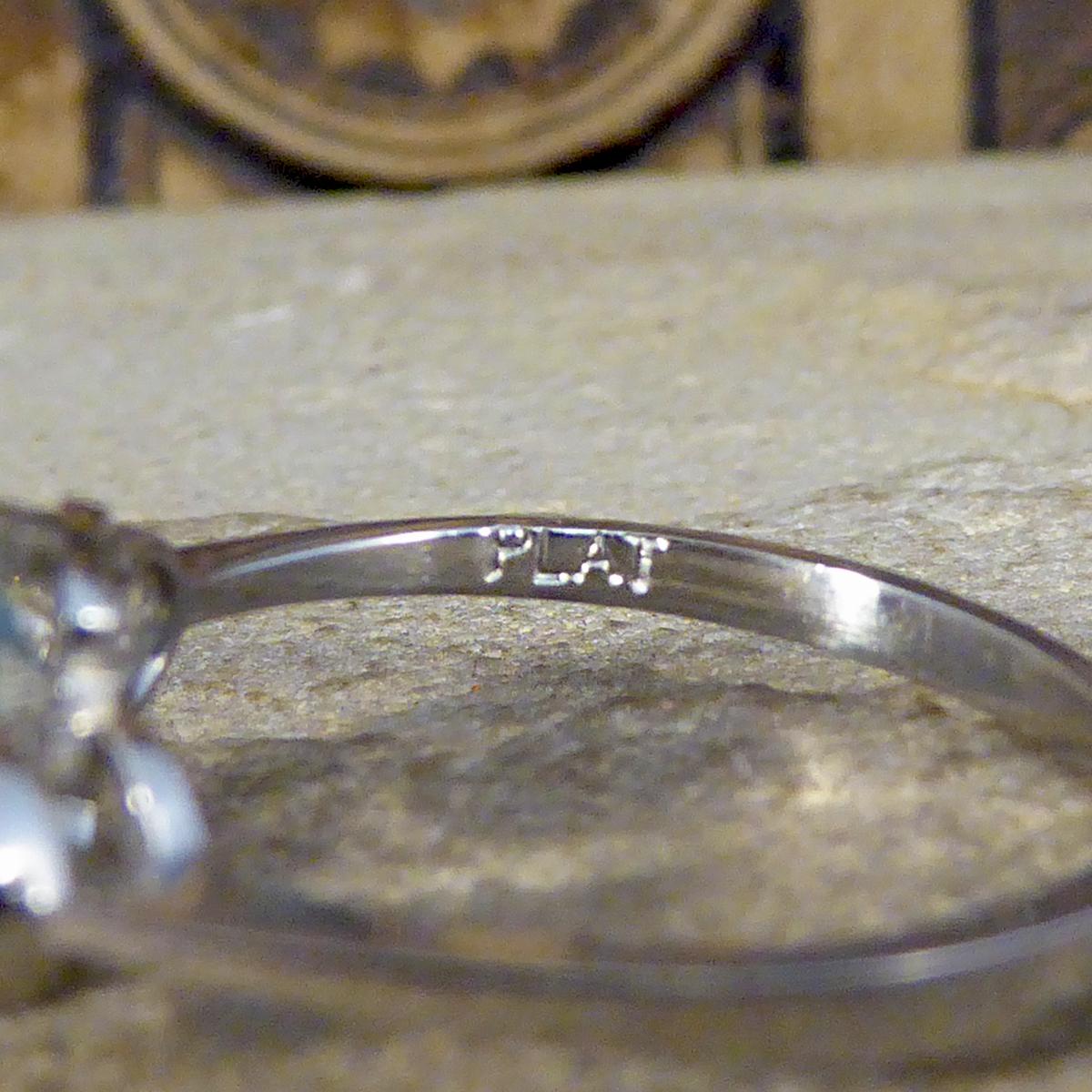 Zeitgenössischer Dreisteinring mit 1,20 Karat Aquamarin und Diamant aus Platin für Damen oder Herren