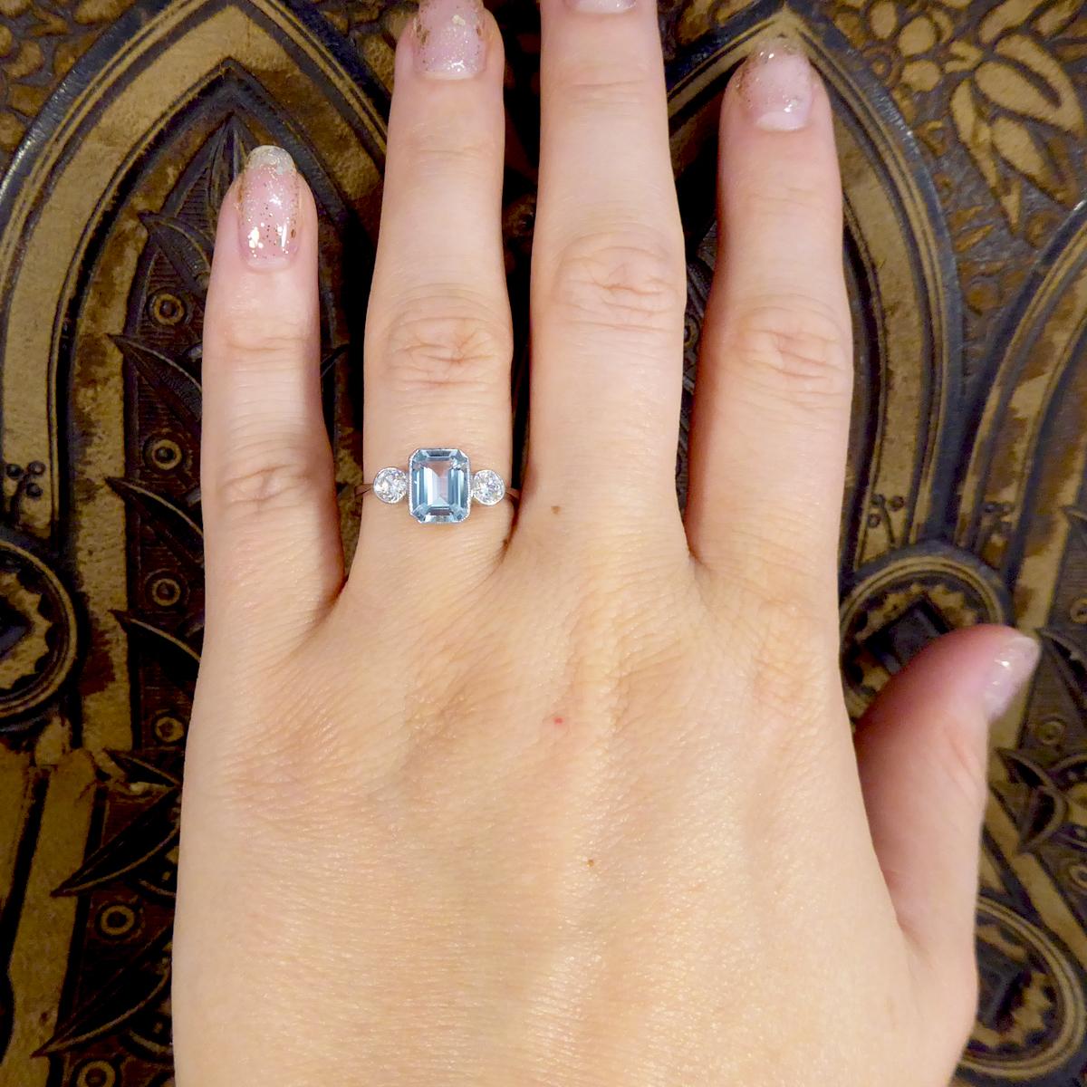 Zeitgenössischer Dreisteinring mit 1,20 Karat Aquamarin und Diamant aus Platin 1