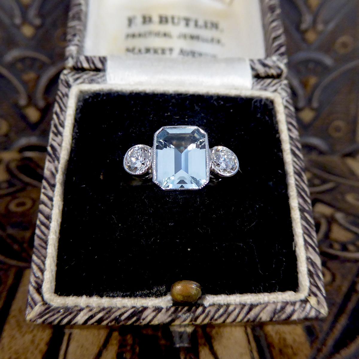 Zeitgenössischer Dreisteinring mit 1,20 Karat Aquamarin und Diamant aus Platin 2