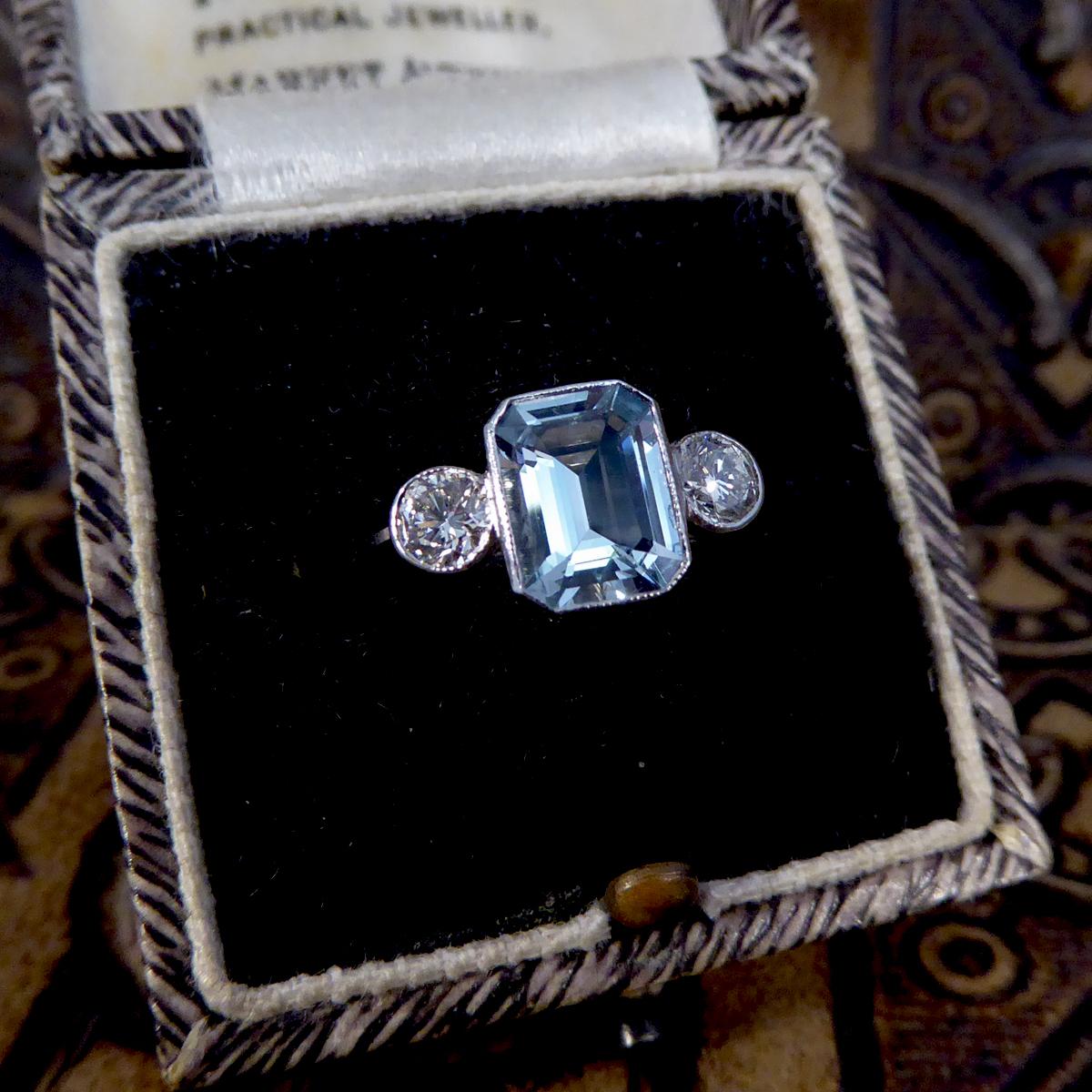 Zeitgenössischer Dreisteinring mit 1,20 Karat Aquamarin und Diamant aus Platin 3