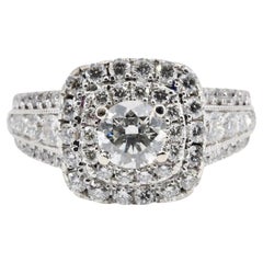 Bague de fiançailles contemporaine à halo de diamants ronds et brillants de 1,25 ctw en 14K blanc 
