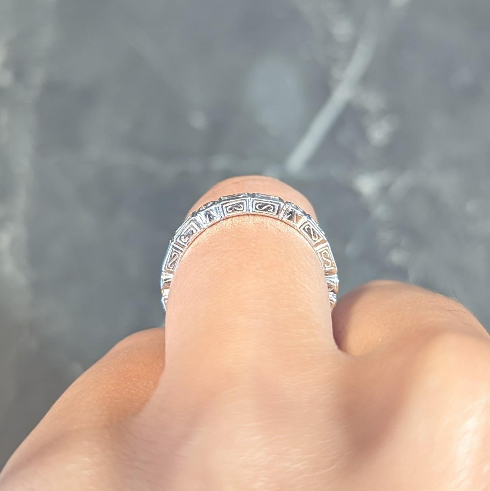 Contemporary 1.26 CTW Diamond 18 Karat Gold Eternity Wedding Band Ring (anneau de mariage éternel en or 18 carats) en vente 4