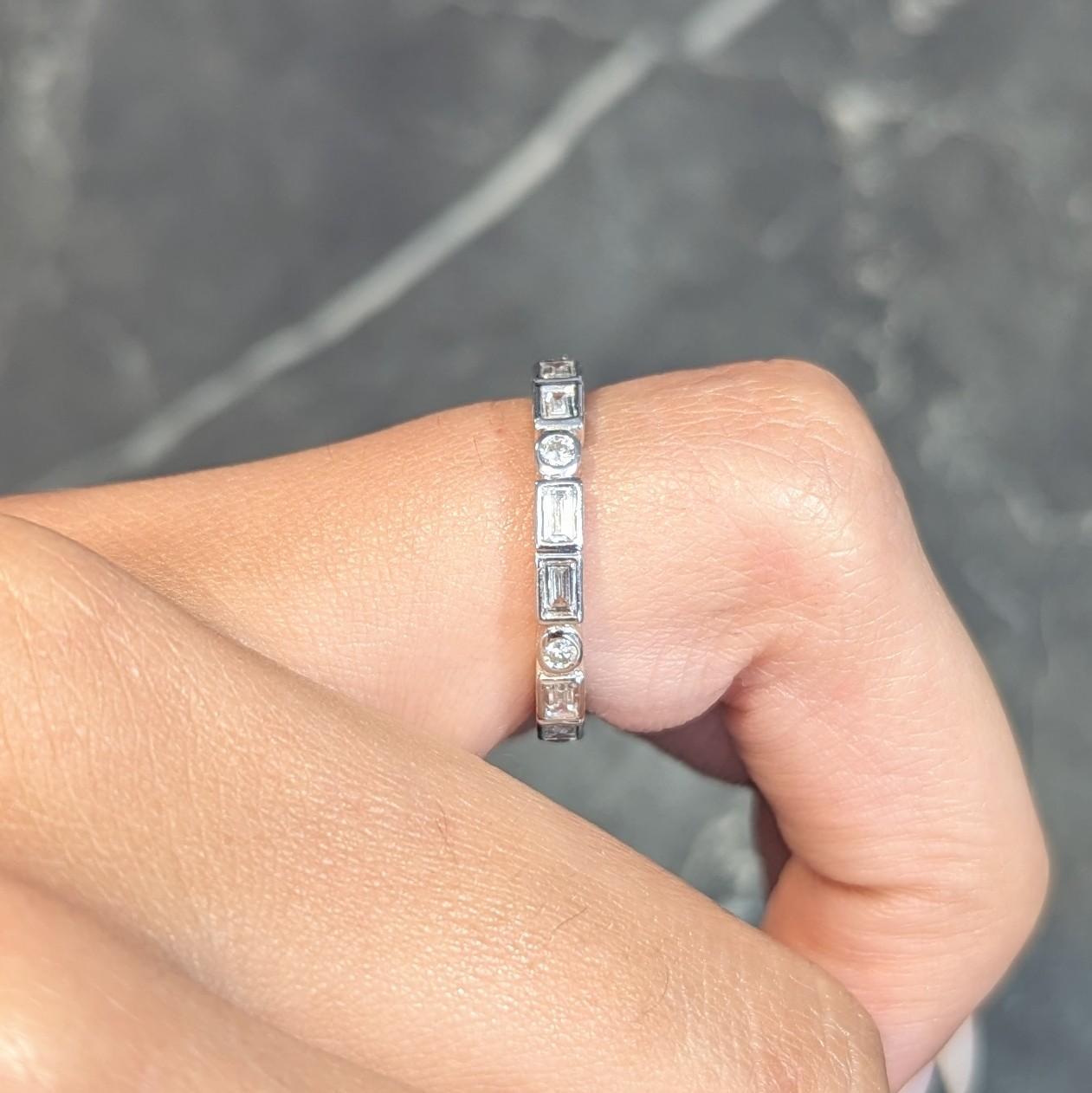 Contemporary 1.26 CTW Diamond 18 Karat Gold Eternity Wedding Band Ring (anneau de mariage éternel en or 18 carats) en vente 5