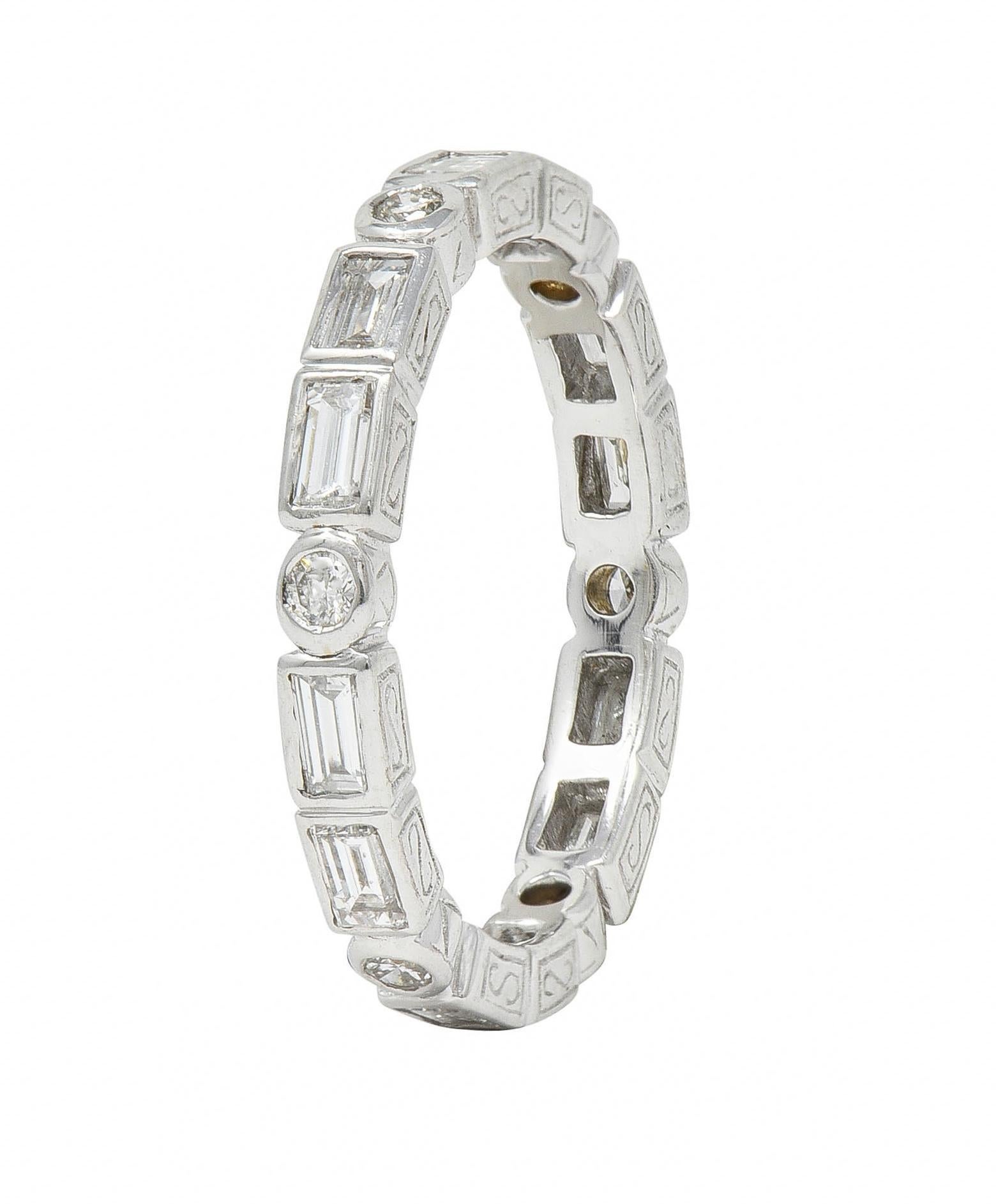 Les diamants ronds, brillants et baguettes sont sertis sur tout le pourtour. 
D'un poids total d'environ 1,26 carats - Couleur K et pureté VS2
Complété par un profil à motif de volutes gravé 
Estampillé pour l'or 18 carats
Circa : 2000s
Taille de la