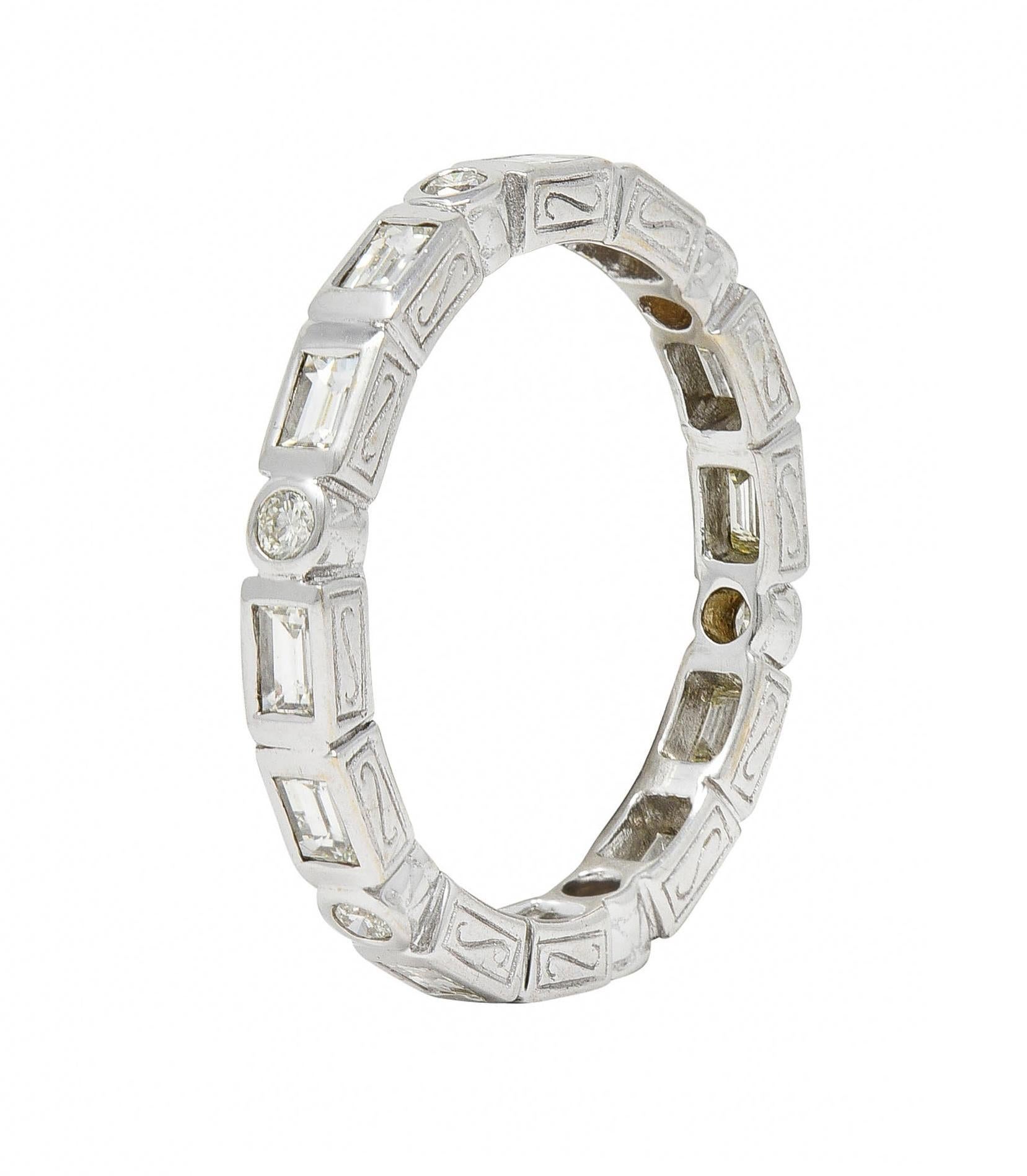 Caratterizzato da diamanti rotondi a taglio brillante e a baguette incastonati su tutto il perimetro. 
Peso totale di circa 1,26 carati - Colore J e purezza VS2
Completato da un profilo con motivo a volute incise. 
Timbrato per l'oro a 18