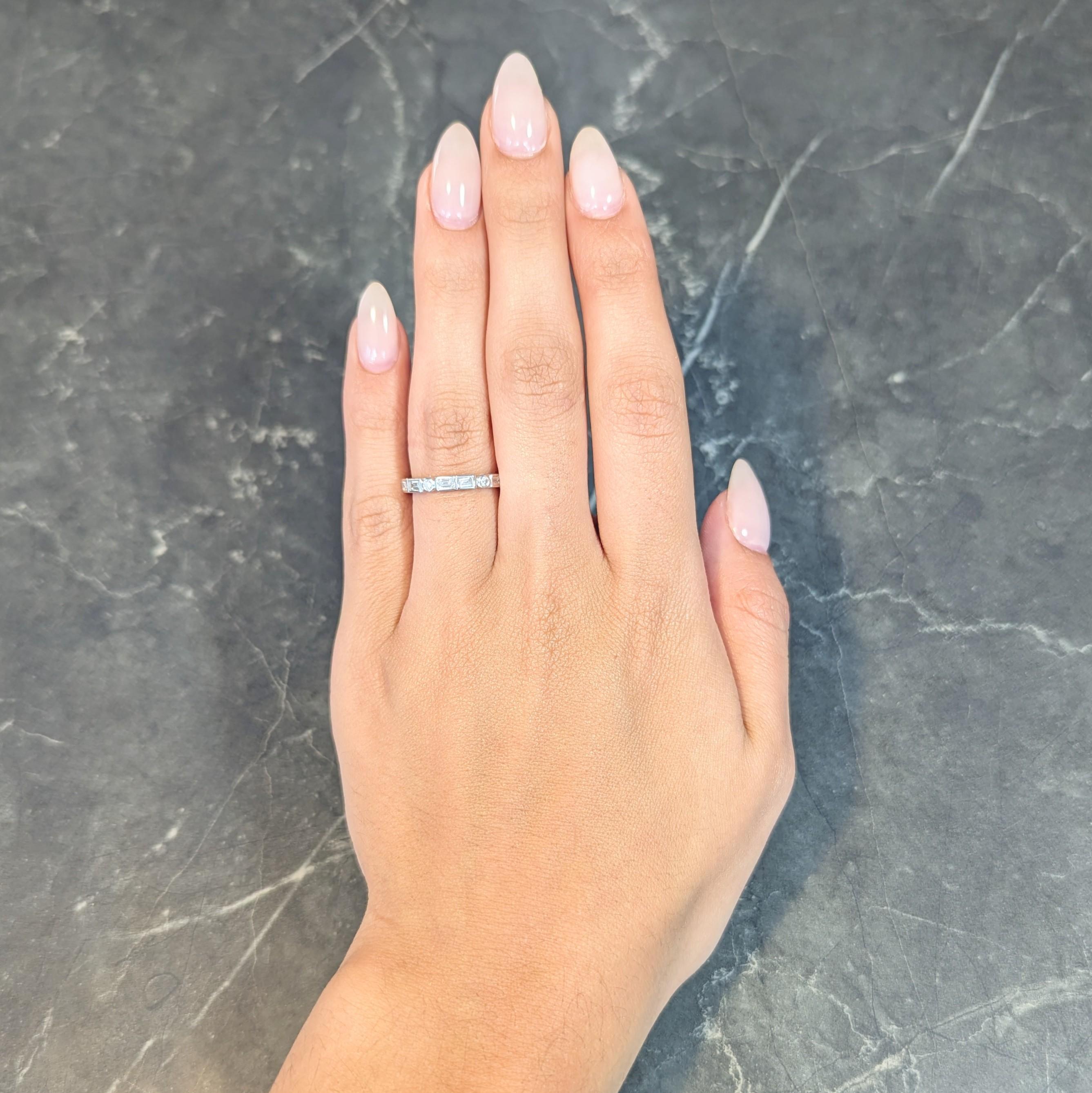 Art déco Contemporary 1.26 CTW Diamond 18 Karat Gold Eternity Wedding Band Ring (anneau de mariage éternel en or 18 carats) en vente