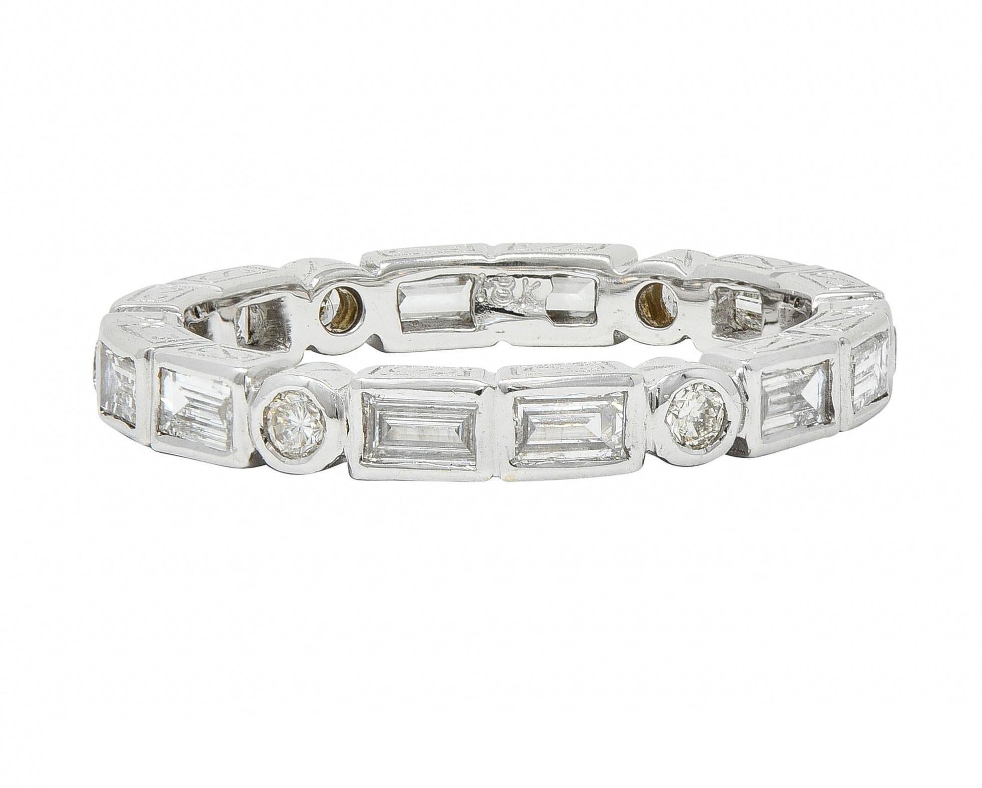 Contemporary 1.26 CTW Diamond 18 Karat Gold Eternity Wedding Band Ring (anneau de mariage éternel en or 18 carats) Excellent état - En vente à Philadelphia, PA