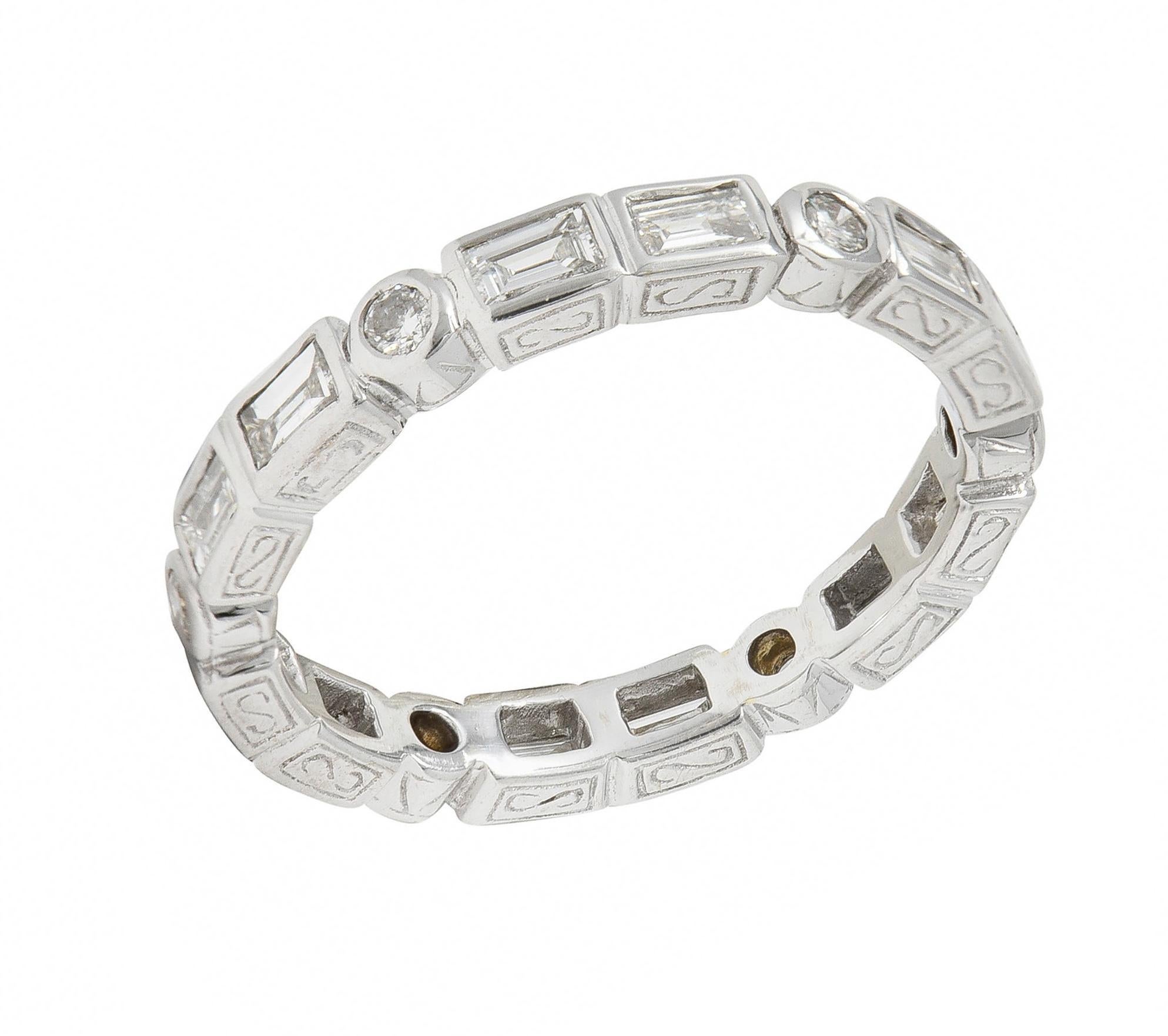 Contemporary 1.26 CTW Diamond 18 Karat Gold Eternity Wedding Band Ring (anneau de mariage éternel en or 18 carats) Unisexe en vente